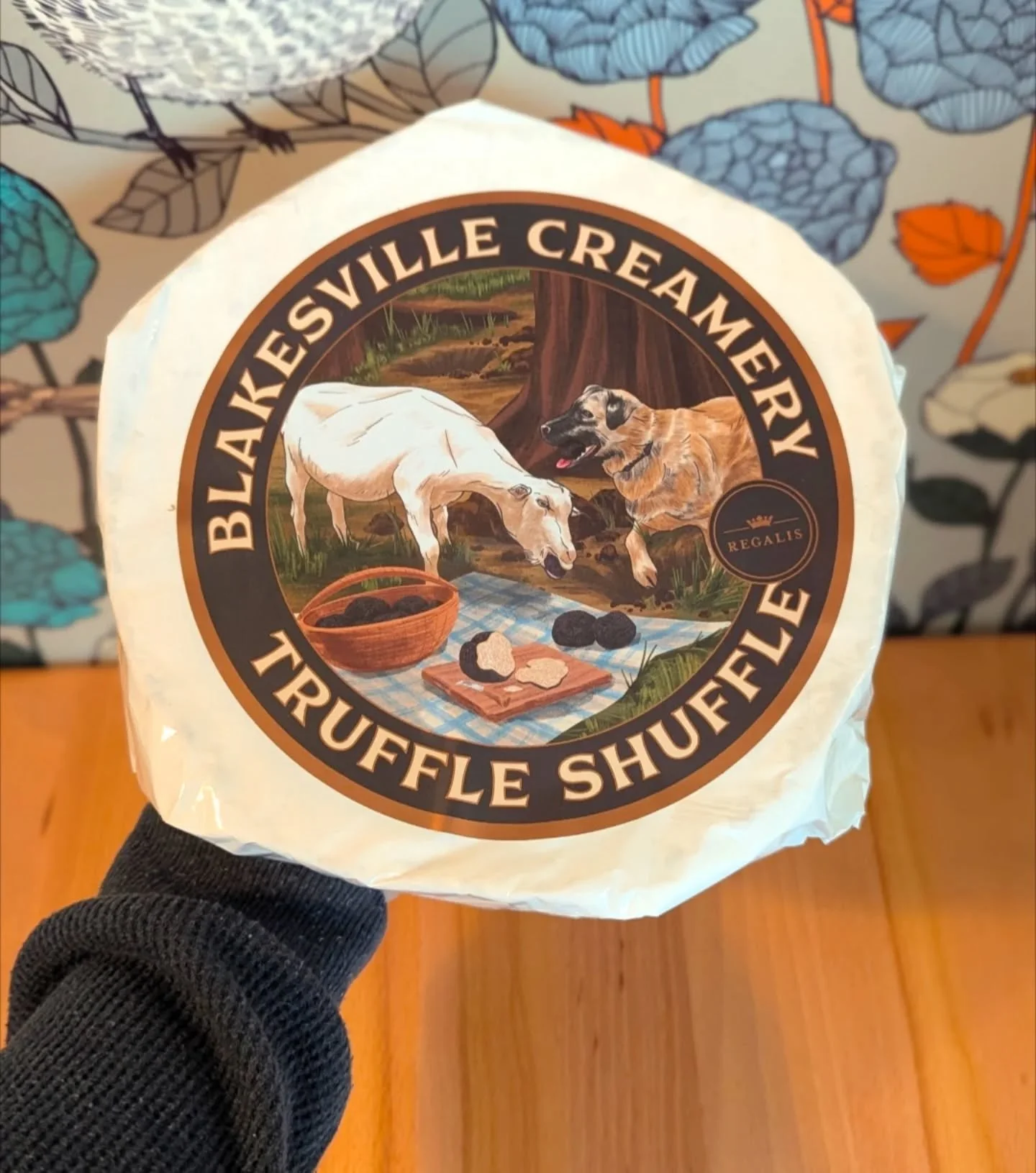 Add a bit of decadence to your holiday cheese board with a truffle cheese!

𝙏𝙧𝙪𝙛𝙛𝙡𝙚 𝙎𝙝𝙪𝙛𝙛𝙡𝙚, made by @blakesvillecreamery in Wisconsin, is a soft ripened goat cheese with a line of Abruzzo truffle tapenade and a dash of truffled Sicilia