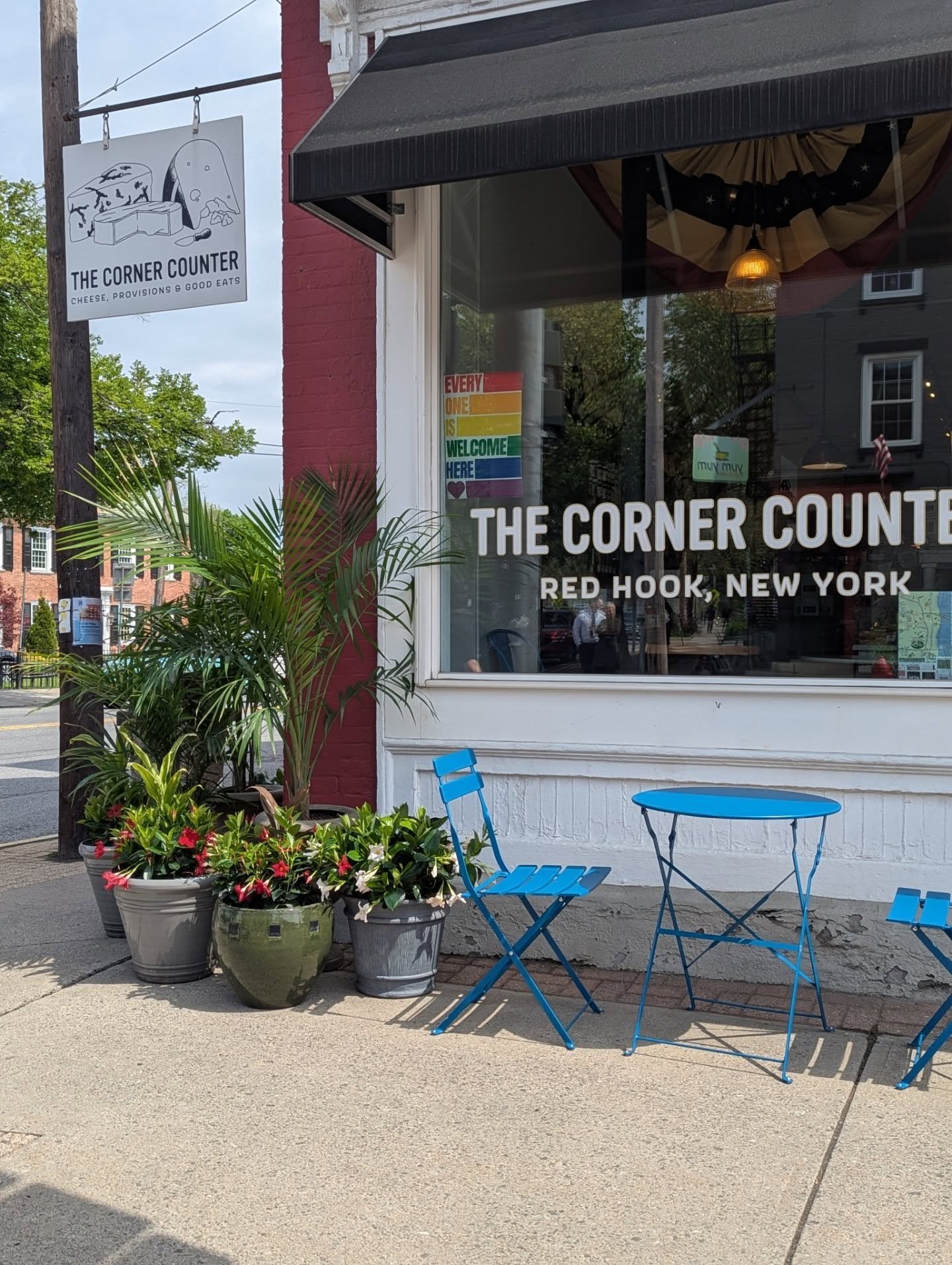 Flowers are out and so is the sunshine! ☀️ Thanks to the Baright Family for beautifying the four corners 🌸🌼🌿