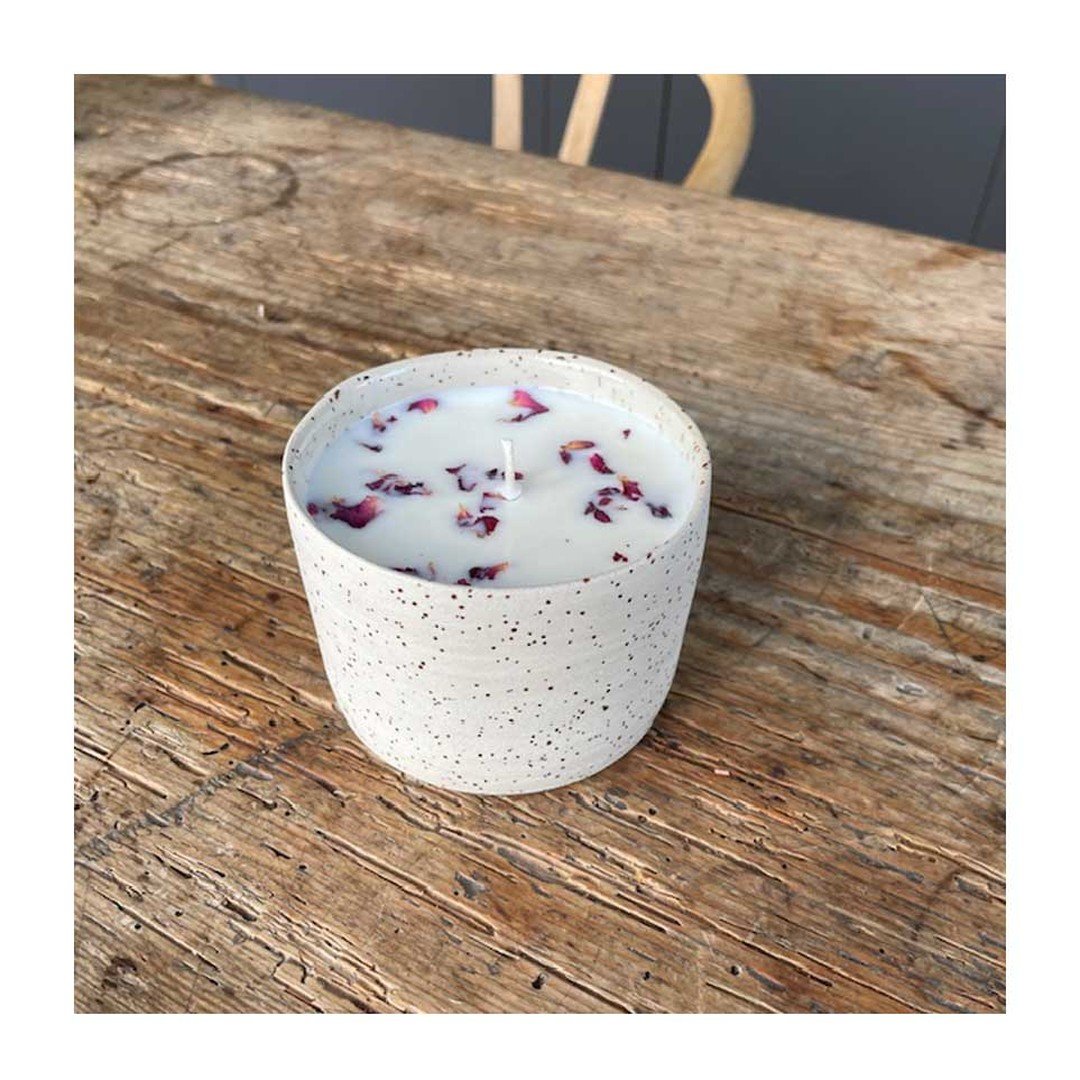 F&uuml;r die dunkle Jahreszeit: Duftkerze aus Bio Sojawachs, pur, mit Rose- oder Zimtduft. Happy Weekend. #studioanneb #visitbebenhausen #duftkerze #selbstgemacht #kerzenliebe #keramik #besonderesgeschenk #candlemaking #rosecandle #t&uuml;bingenshopp