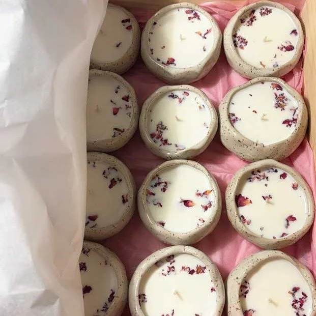 Jetzt wieder im Laden: Duftkerzen mit Bio Sojawachs als Sommerr&uuml;ckblick mit Rosenduft oder als Wintervorfreude mit Zimtgeruch und Glitzer. Alle handgebaut und glasiert mit wei&szlig;-zartrosa Glasur. #duftkerzen #tuebingen #handgemachtekeramik #