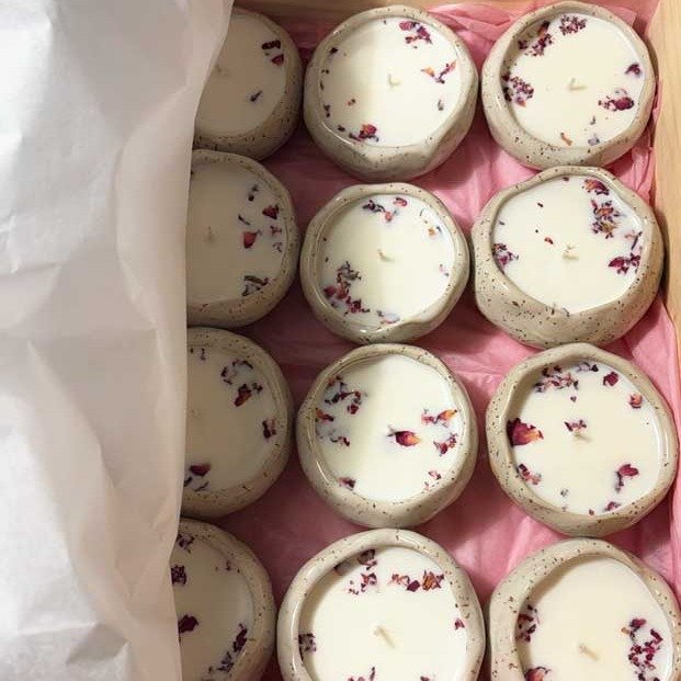 Jetzt wieder im Laden: Duftkerzen mit Bio Sojawachs als Sommerr&uuml;ckblick mit Rosenduft oder als Wintervorfreude mit Zimtgeruch und Glitzer. Alle handgebaut und glasiert mit wei&szlig;-zartrosa Glasur. #duftkerzen #tuebingen #handgemachtekeramik #