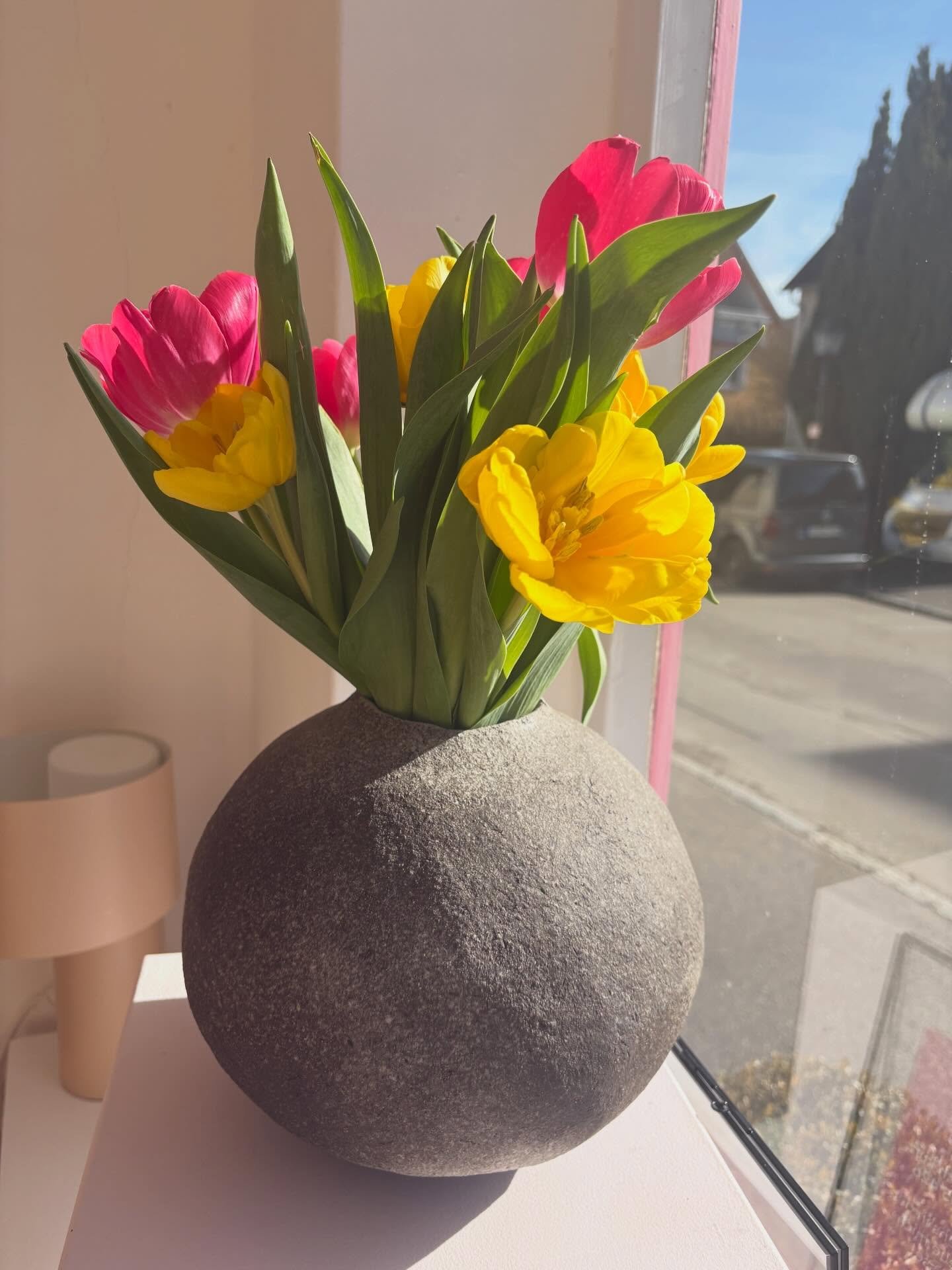 Da ist er endlich! #fruehlingsgef&uuml;hle #springtimevibes #tulipvase #handmadeceramicstore