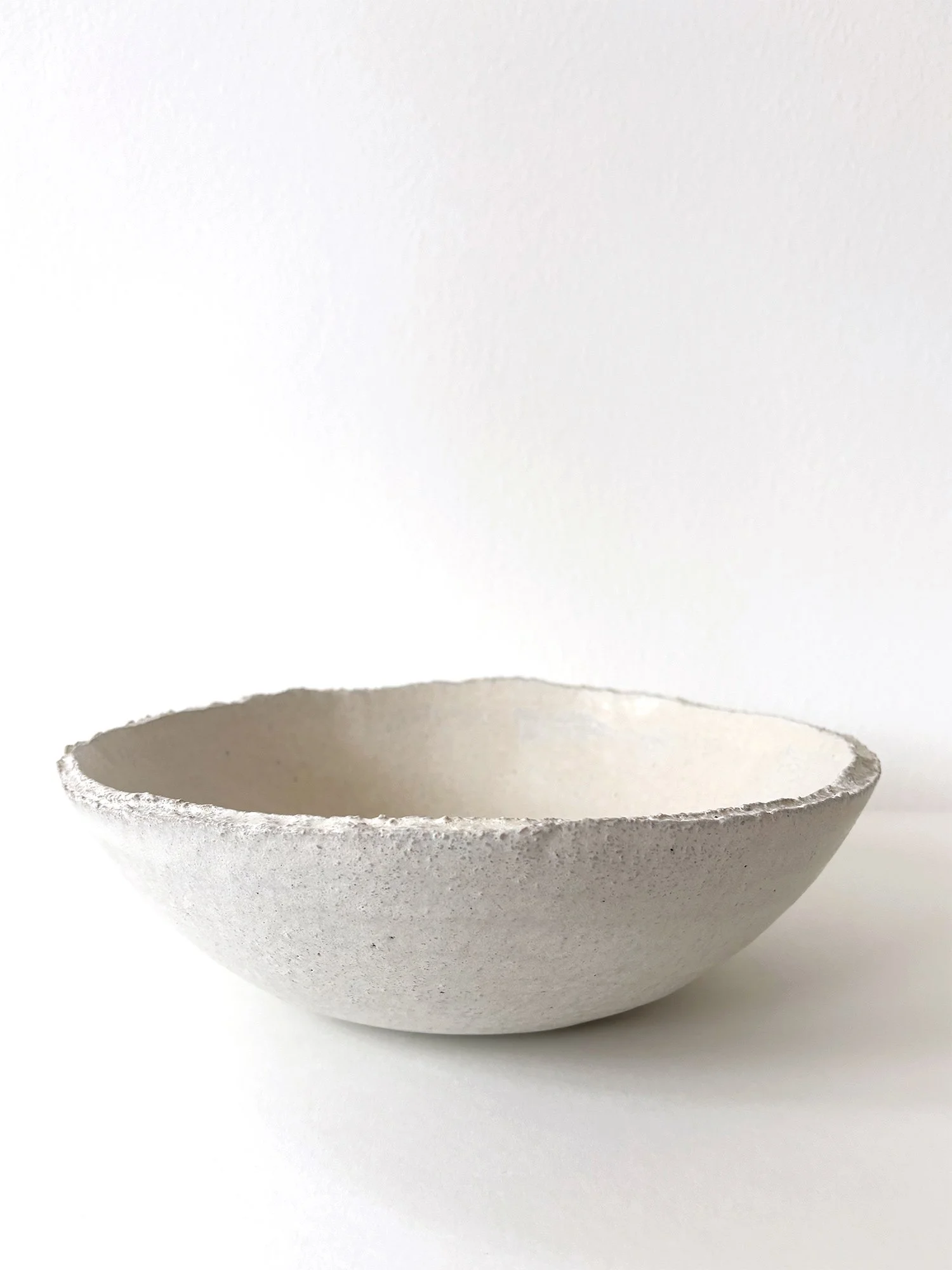 Handgemachte Steinzeug Schale in Naturweiss mit organischer Form und strukturierter Oberfläche im Japandi Stil