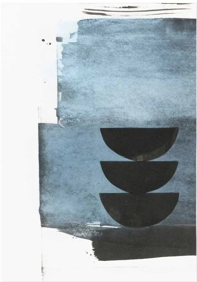 abstrakter Kunstdruck mit blauen und schwarzen Farbflächen, drei schwarze Halbkreise übereinander in der Mitte