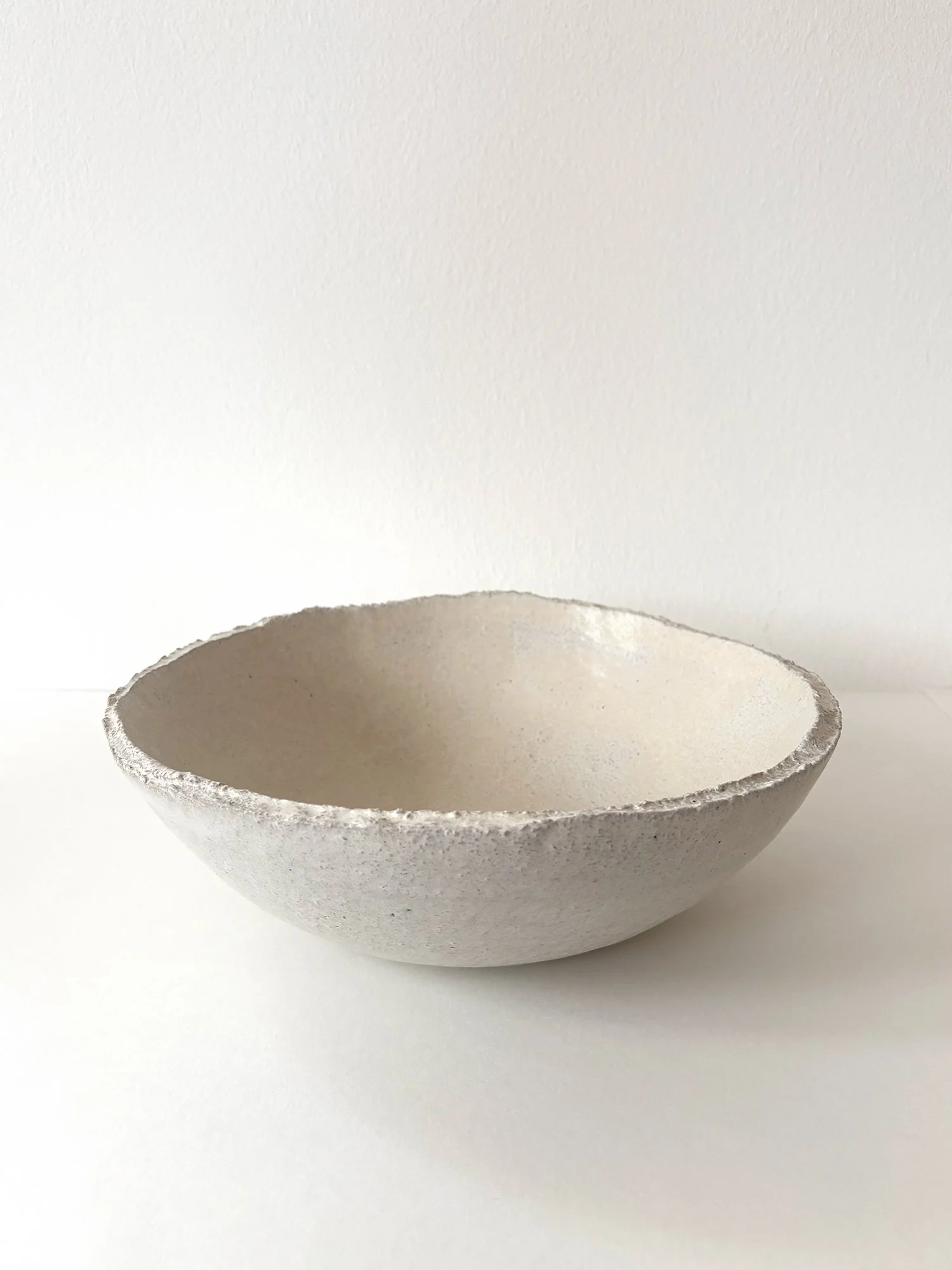Keramik Schale handgemacht im Scandi Look mit bewusst unregelmäßiger Kante