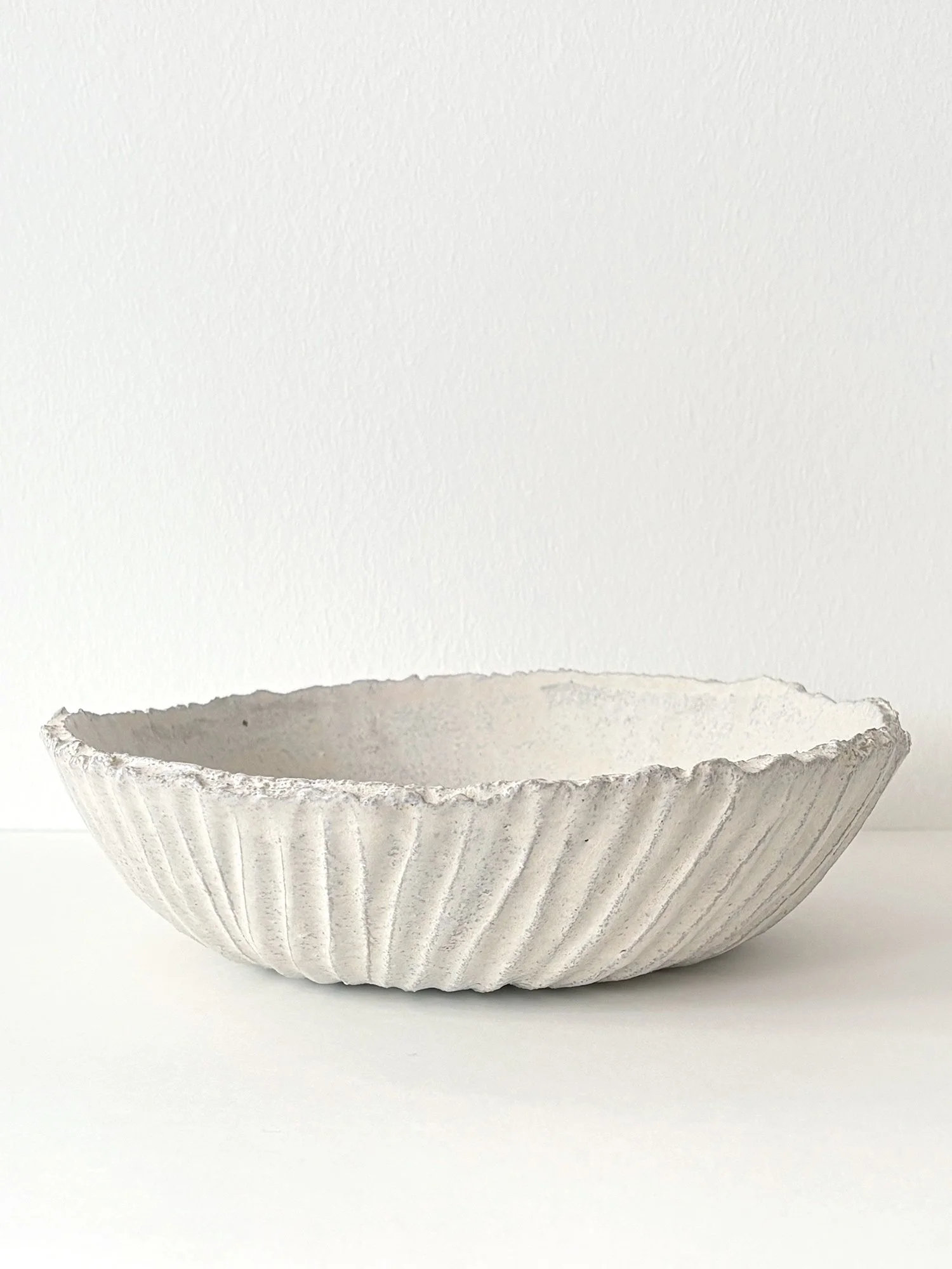 Minimalistische Steinzeug Schale mit skulpturaler Form und strukturierter Außenseite im Wabi Sabi Stil