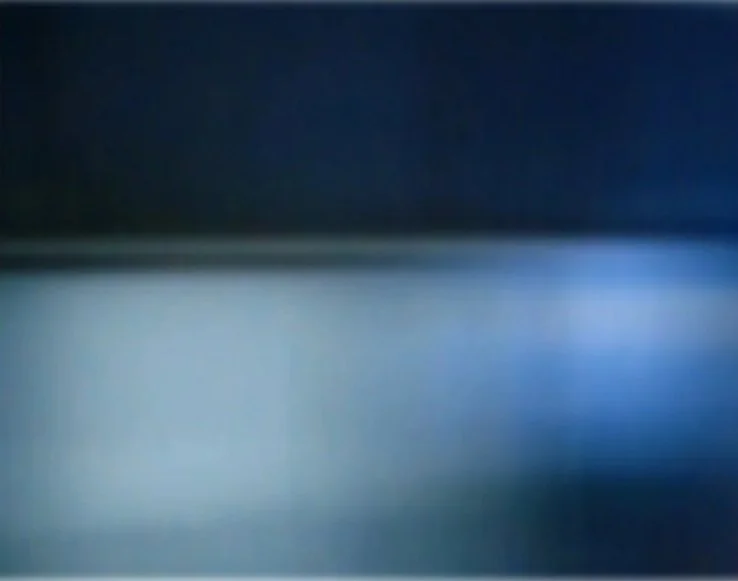 Abstrakter blauer Hintergrund mit weichen Farbverläufen und unscharfer, minimalistischer Optik