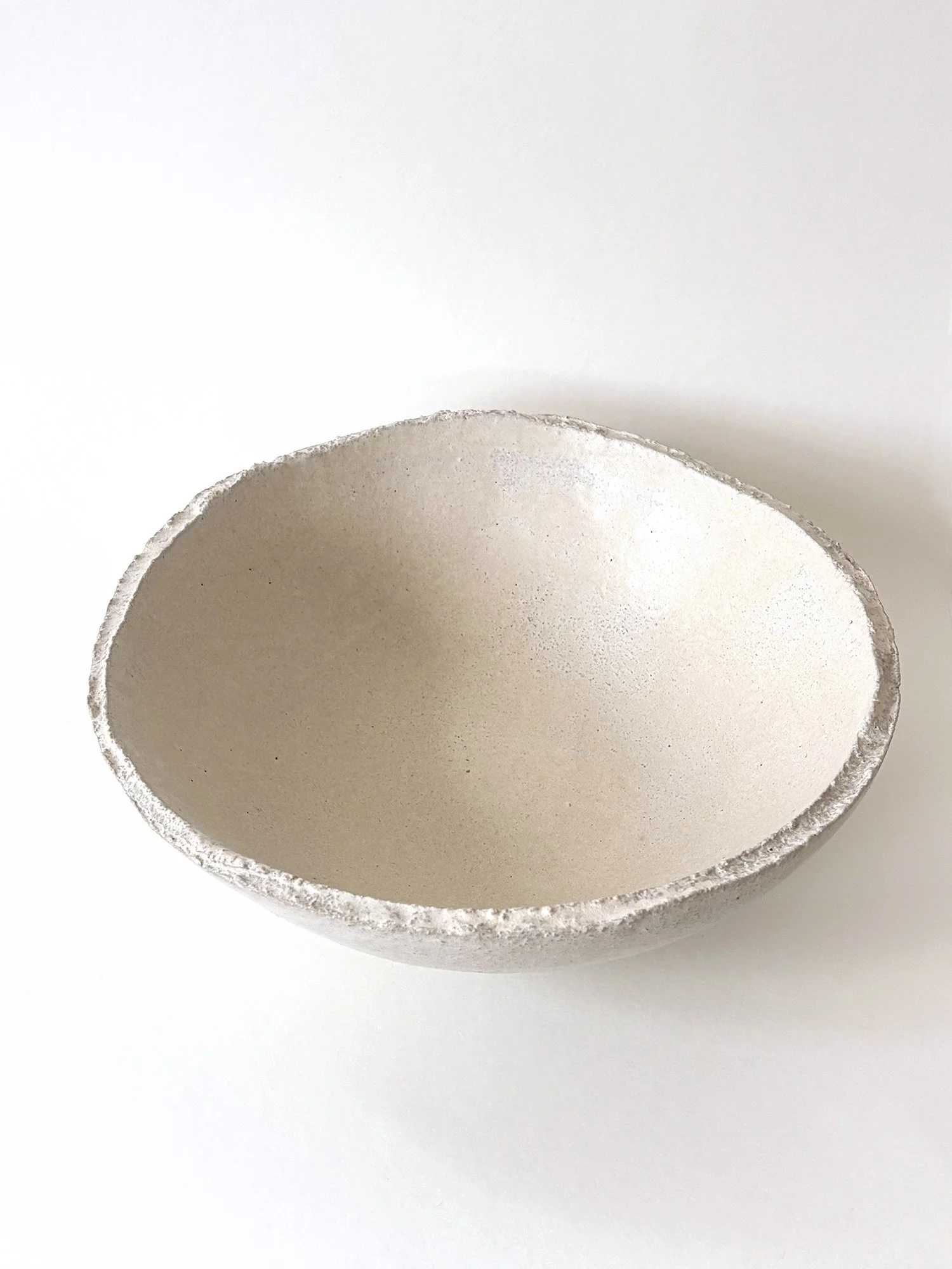 Minimalistische Steinzeug Schale in Naturweiß mit reduzierter, archaischer Form