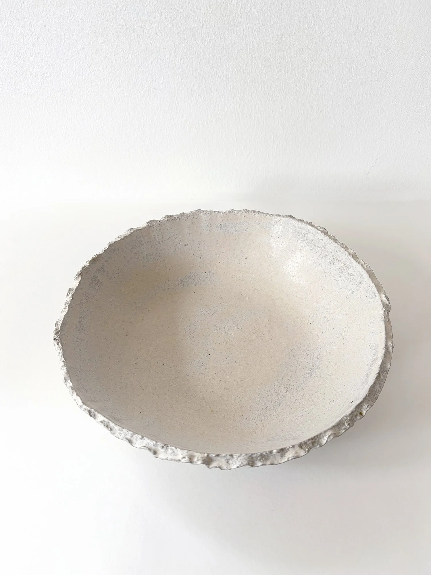 Keramikschale handgemacht in Naturweiß mit bewusst unregelmäßiger Kante