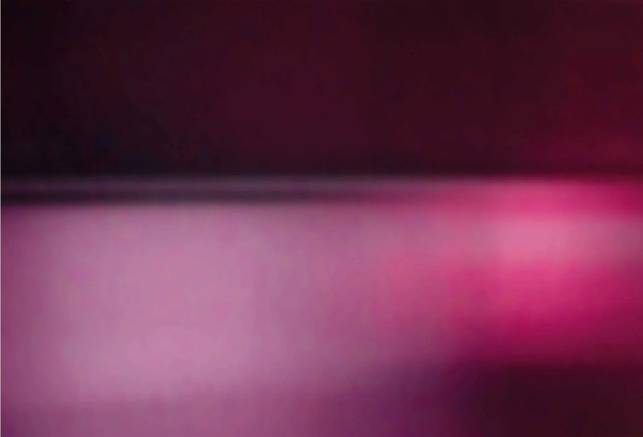 Abstraktes Bild mit rosa, violetten und schwarzen Farbverläufen.