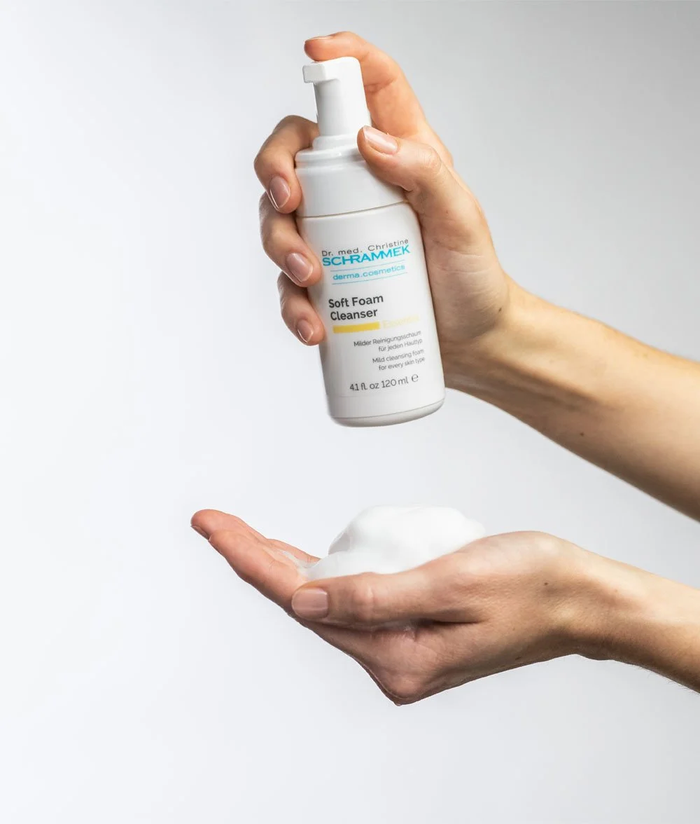 Soft-Foam-Cleanser-Hand-offen.jpg