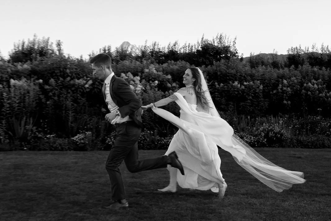 I just blogged this very, very special Hood River wedding, and revisiting these photos brought me soo much joy! Katt and Carter, you really know how to throw a party ✨ Link in bio! 

Vendors
Videography: @jackfl16
Dress: @blueskybridal @sunrisecoutur