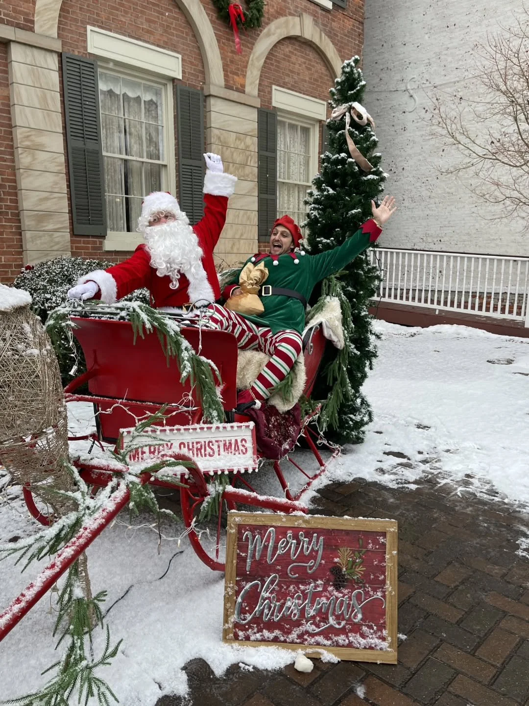 HOMETOWN HOLIDAYS IS HERE!🎄🍪

Tag us in your holiday photos on Main Street to spread the cheer.❤️

#visitgeneseo