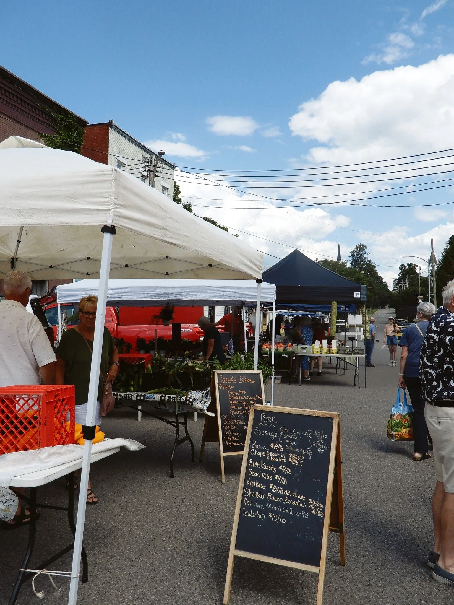 The @geneseofarmersmarket is looking for vendors! 

Connect with us if you offer plants, produce, products, crafts, flowers, and more. 

Apply today, linked in our bio!