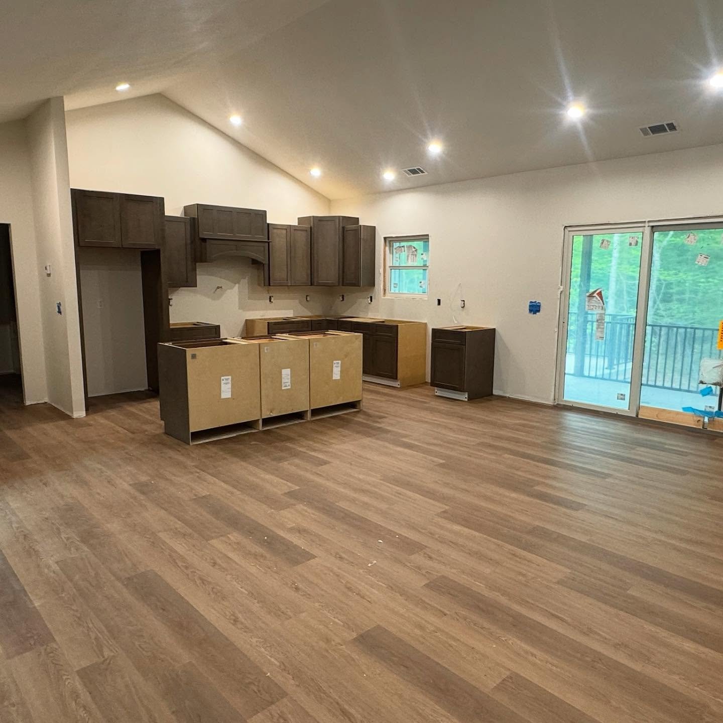 ▪️Interior Updates▪️
Almost ready for their forever homeowners 🤩
And peep the brand new Mocha color option now available with Fabuwood!
#haweshaven #thetimberhouse #newagehomesco