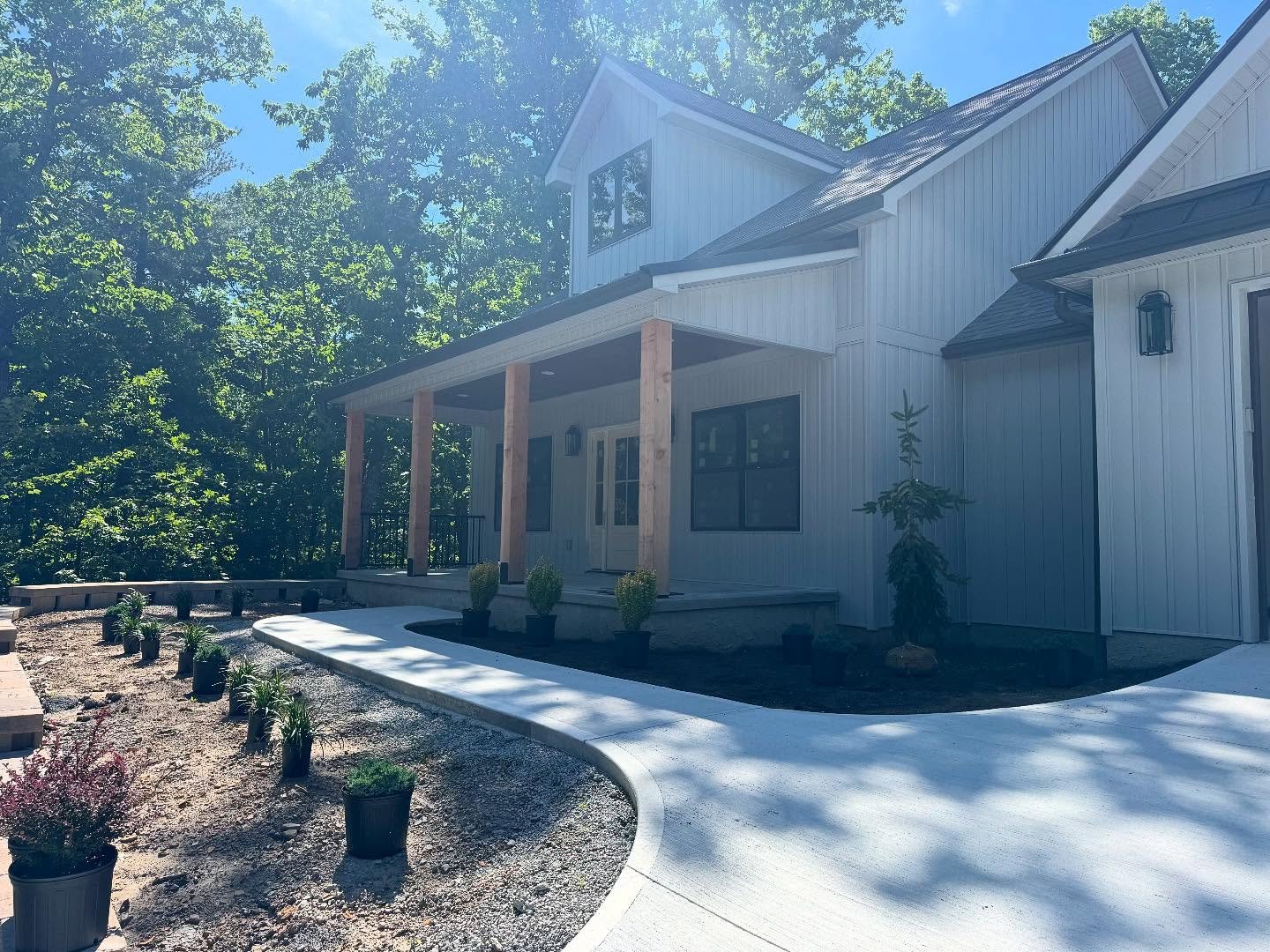 ▪️Exterior Update▪️
Landscaping is on Quinn&rsquo;s agenda today 😎
105 Leinster Lane Crossville, TN
3 beds/2.5 baths
$499,900
Call or text Kimberly at 931.250.1879 for more info!
#leinsterlodge #newagehomesco