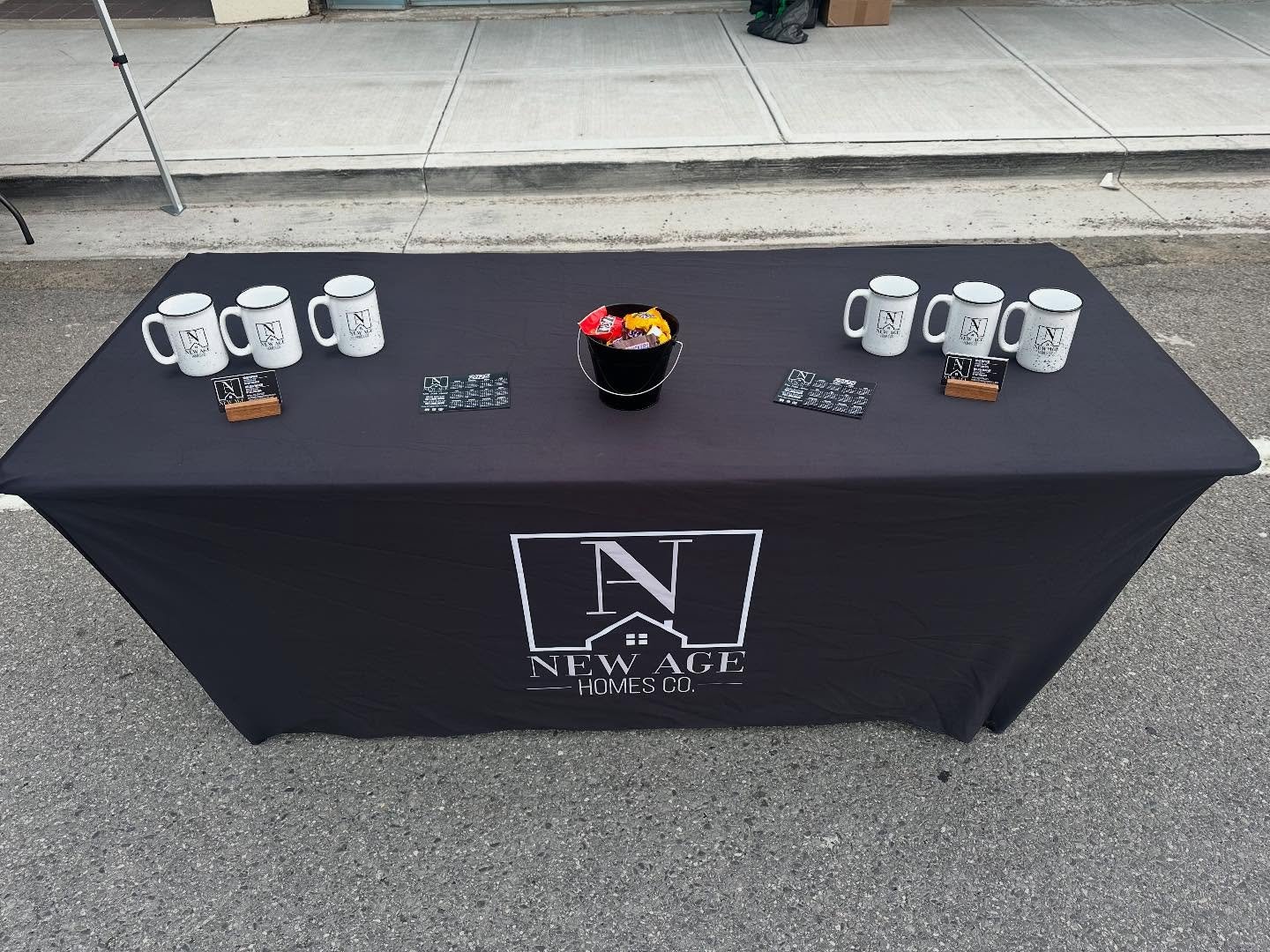▪️Friday at the Crossroads▪️
Stop by and see Brad and Melissa, two of our newest real estate agents, from 4 - 8 tonight in Downtown Crossville!
#buywithbuffkin #newagehomesco