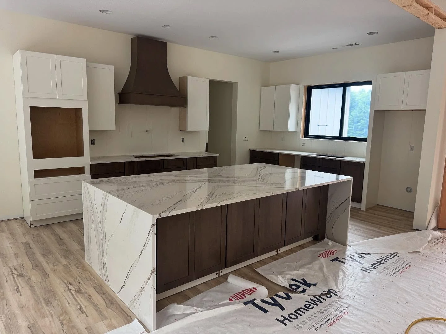 ▪️Interior Update▪️
Happy #friyay friends!
Let&rsquo;s take a minute for this waterfall edge 🤩
Cannot wait to see this kitchen completed!
#creekviewestate #newagehomesco