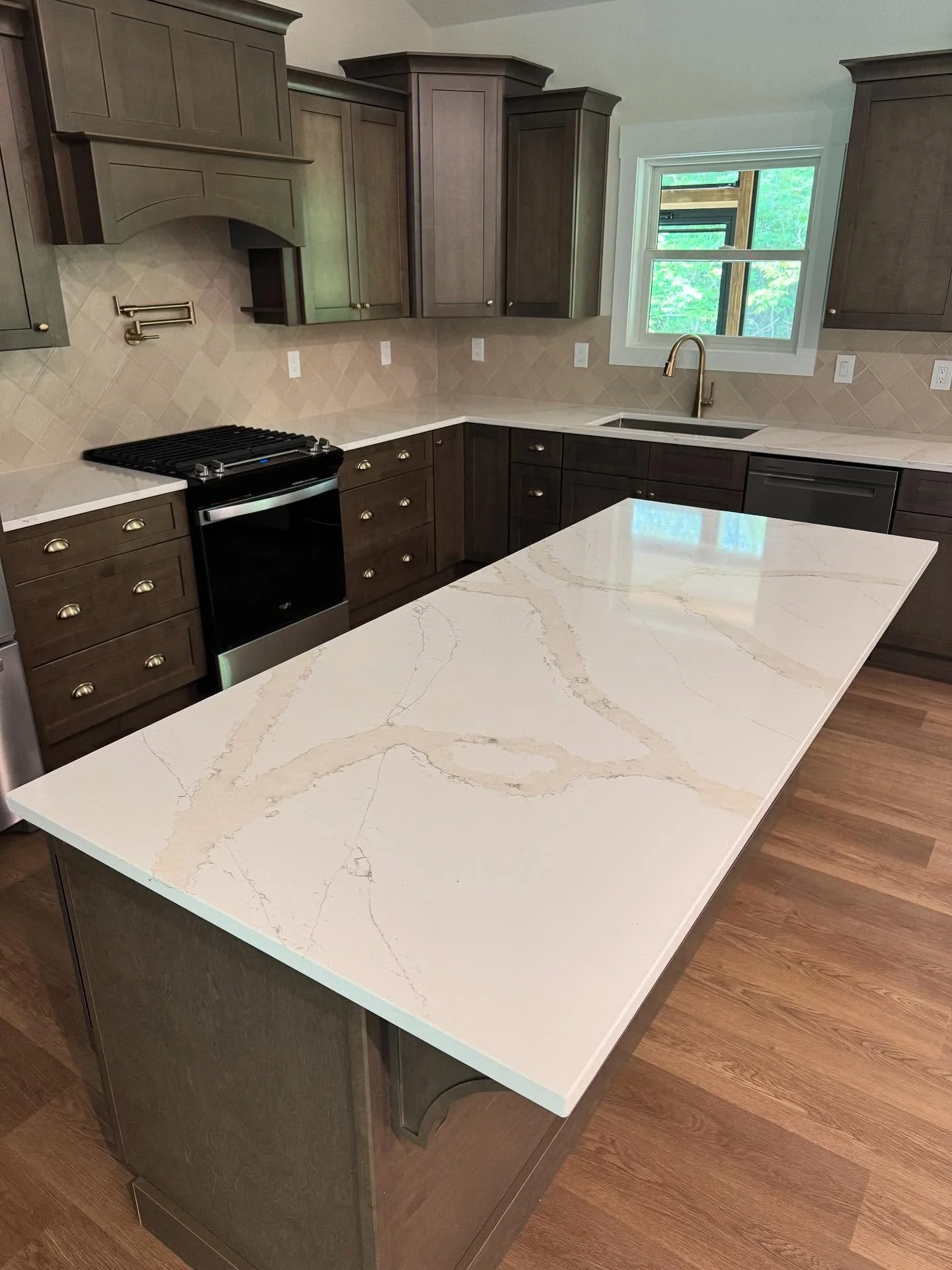 ▪️Interior Update▪️
Fabuwood Mocha is becoming a favorite! The rich wood tones create a warm and cozy space with timeless character. 
Give us a call when you are ready to design your dream kitchen 🤩
📞 931.250.5527
#haweshaven #newagehomesco
