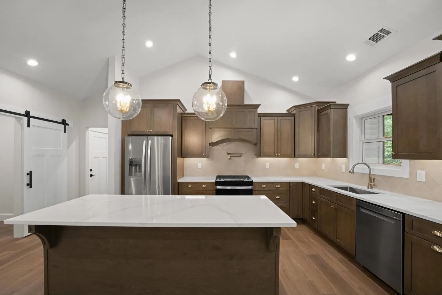 ▪️Fabuwood Feature▪️
Raise your hand if you have brand new kitchen or bathroom on your Christmas list 🙋🏻‍♀️ Give Kimberly a call to get your dream design started!
📞 931.250.5527
#haweshaven #newagehomesco