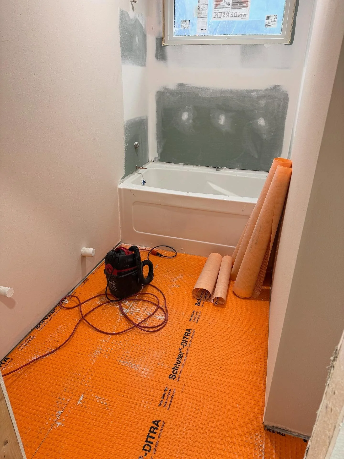 ▪️Interior Update▪️
It&rsquo;s tile time 🤩
And almost time to hit the market!
#westchesterway #newagehomesco