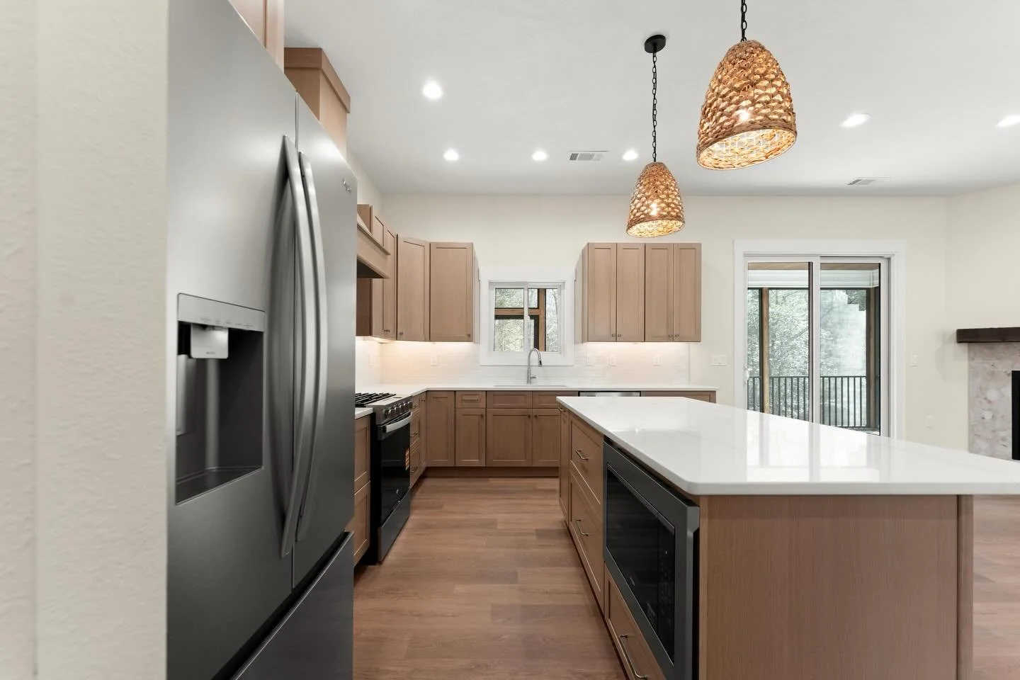 ▪️Interior Update▪️
Peep the sliding window over the sink to allow easy pass-through to the patio 😍
741 Westchester Drive Crossville, TN
Call or text Kimberly at 931.250.1879 for more info!
#westchesterway #newagehomesco