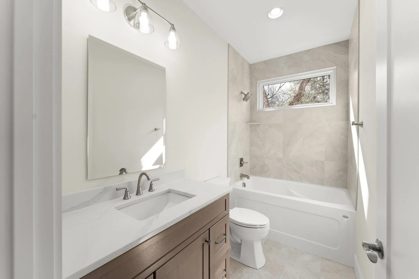 ▪️Happy Friday▪️
Guest bath goals 🤩
741 Westchester Drive Crossville, TN
Call or text Kimberly at 931.250.1879 for more info!
#westchesterway #newagehomesco