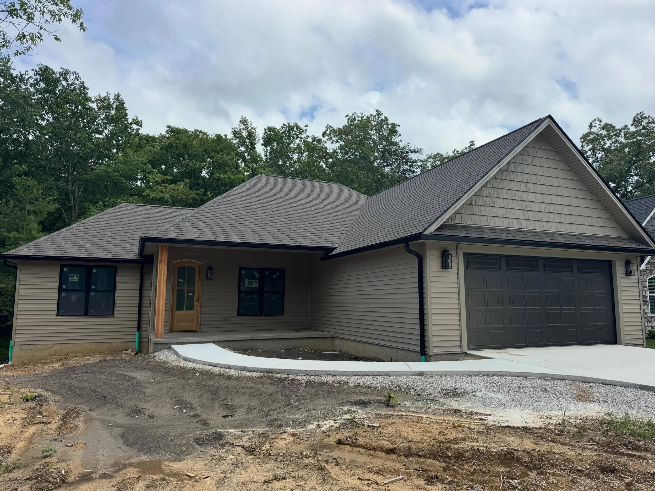 ▪️Exterior Update▪️
The finish line is in sight 😎
3 beds/2 baths
$479,900
151 Hawes Circle Crossville, TN
Call or text Kimberly at 931.250.1879 for more info!
#luxurylodge #newagehomesco