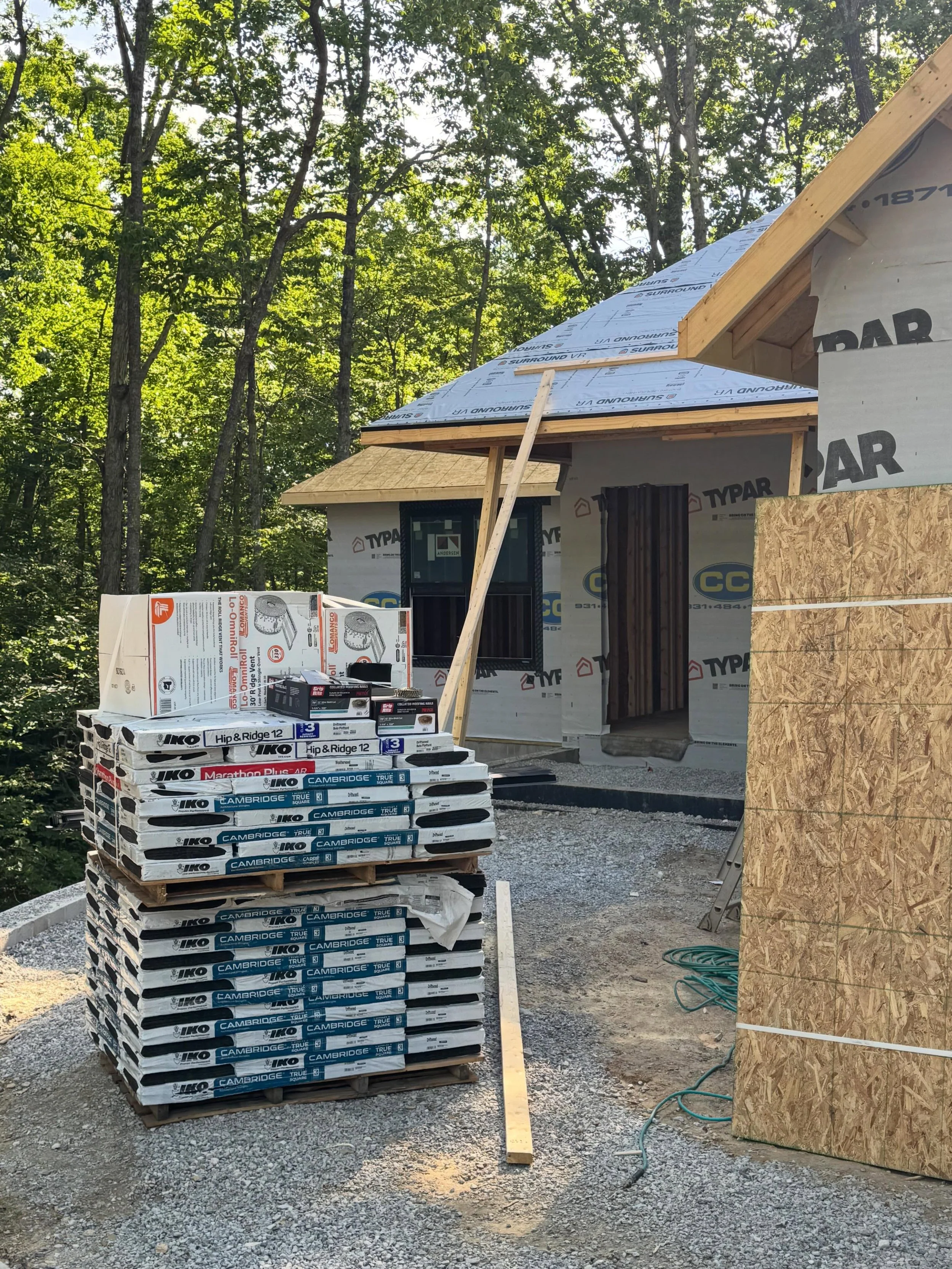 ▪️Exterior Update▪️
Blue skies, sunshine and shingles on deck. 😎
129 Folkstone Road Crossville, TN
Call or text Kimberly at 931.250.1879 for more info!
#oystercove #newagehomesco