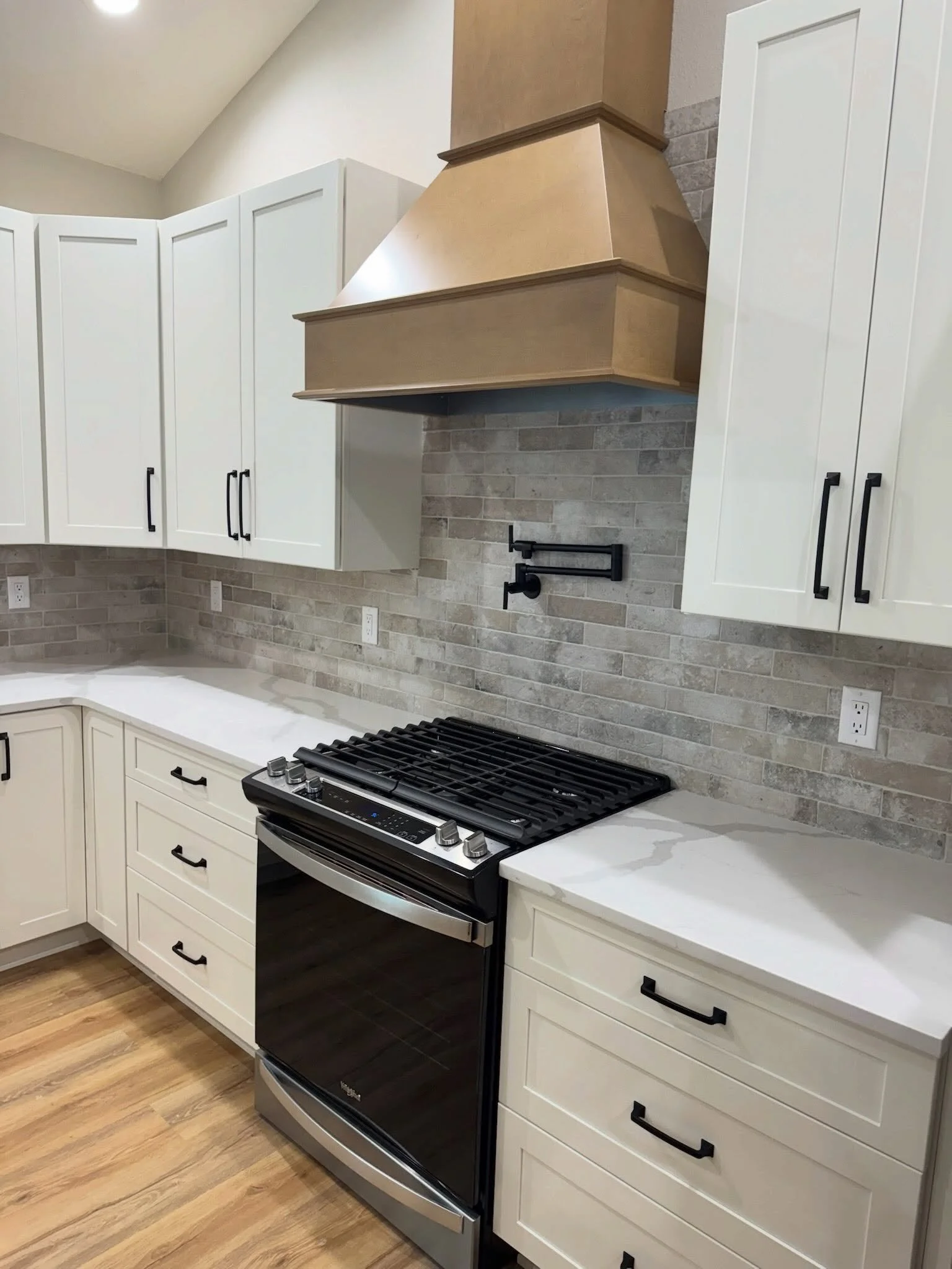 ▪️Fabuwood Feature▪️
There&rsquo;s something special about the perfect cabinet pairing.
The rich warmth of Fabuwood&rsquo;s Timber combined with the soft, airy beauty of Dove creates a kitchen that feels bright, inviting, and right at home.
We&rsquo;