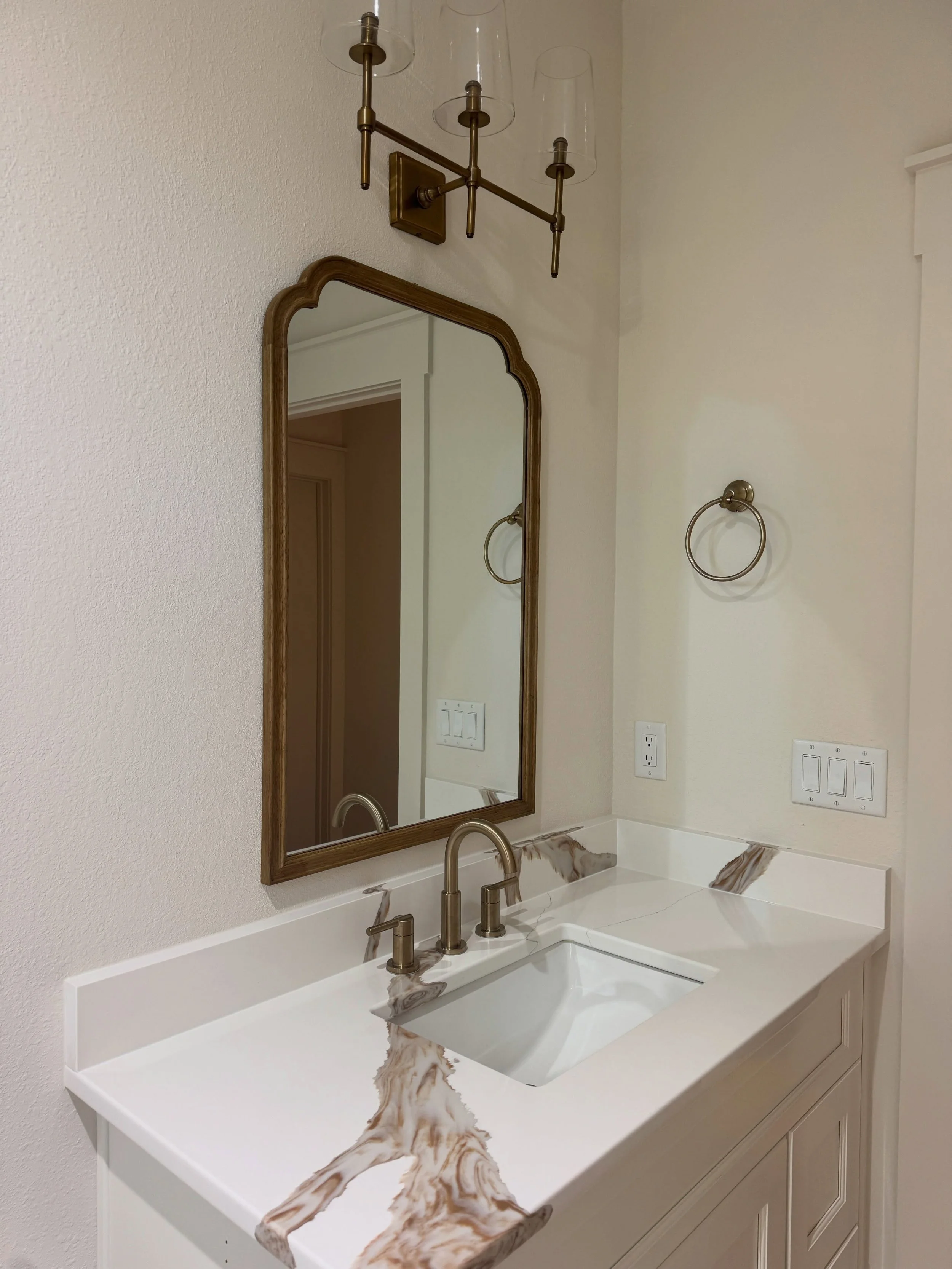 ▪️Interior Update▪️
A neutral guest bath with just enough detail. We&rsquo;re letting the quartz do the talking on this one!
163 Manchester Rd. Fairfield Glade, TN
#manchestermanor #newagehomesco