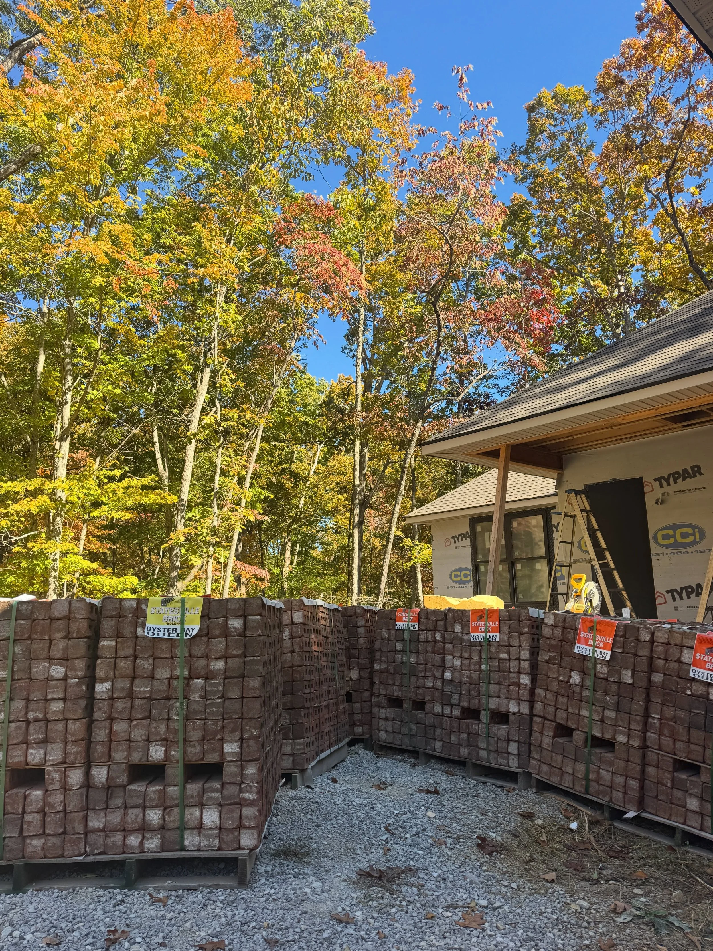 ▪️Jobsite Update▪️
Fall colors are showing off, and we&rsquo;ve got brick ready to go! Can&rsquo;t wait to see the exterior take shape 🤩
129 Folkstone Rd. Fairfield Glade, TN
Call or text Sarah at 931.980.1422 for more info!
#oystercove #newagehomes