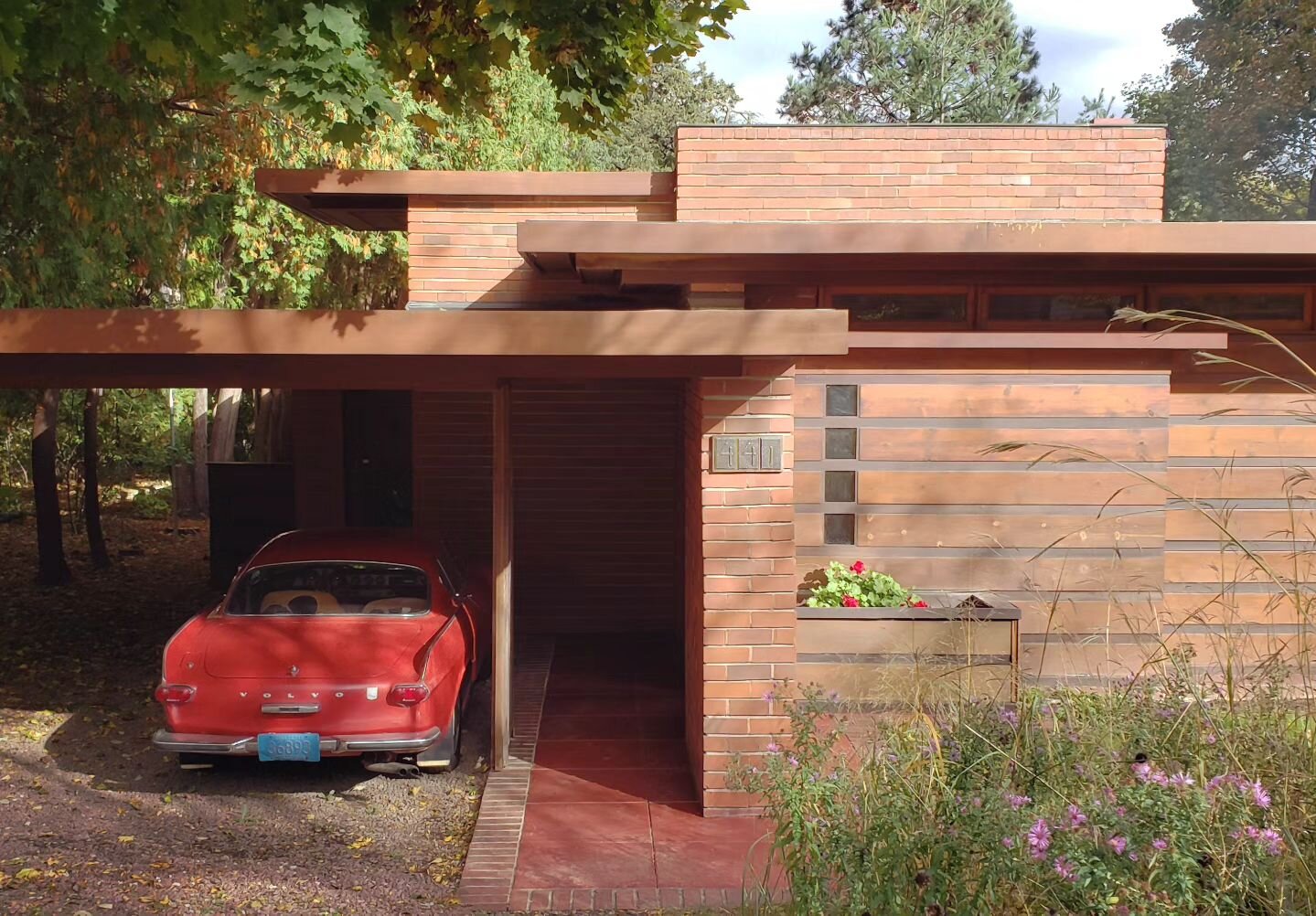 Jacobs I, Frank Lloyd Wright Architect, pioneering residential design in Wisconsin, always a classic...

#flw #midcenturymodern #usonianarchitecture #usonian #franklloydwright #jacobshouse #midcentury