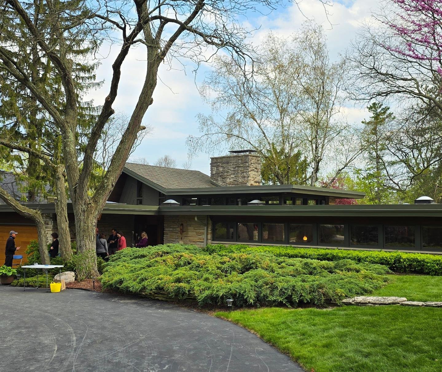 Photos from the excellent Milwaukee Spaces and Traces mid-century home tour yesterday organized by @historicmilwaukee.
Architects included John Randal McDonald, Jerome Landfield (Wright apprentice), Jesse Claude Caraway (Wright apprentice), Willis an
