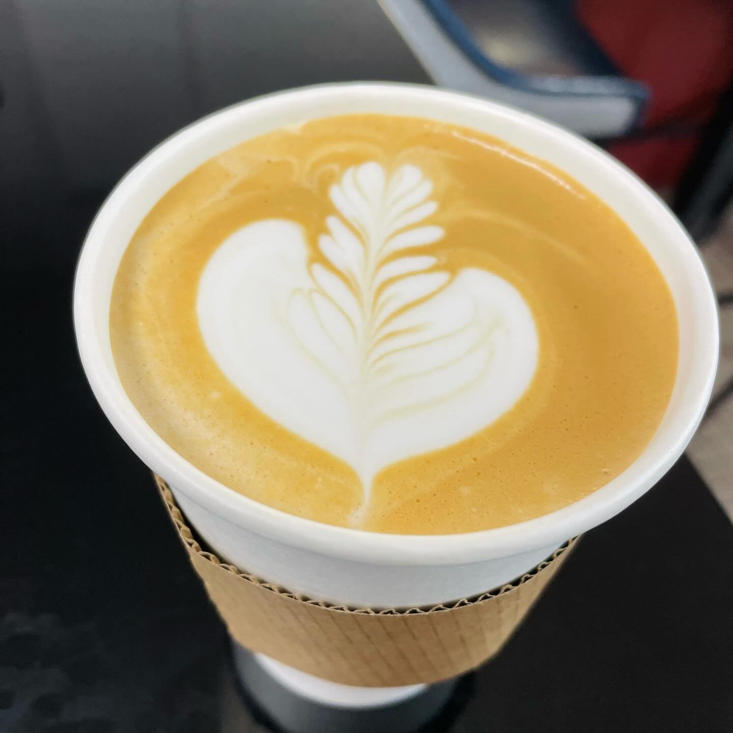 When one of your customers wants to relive his barista days ☕️✨ You steam the milk, hand over the pitcher, and let him bust out a rosetta 😍
.
..
&hellip;
#latte #latteart #latteartgram #barista #skills