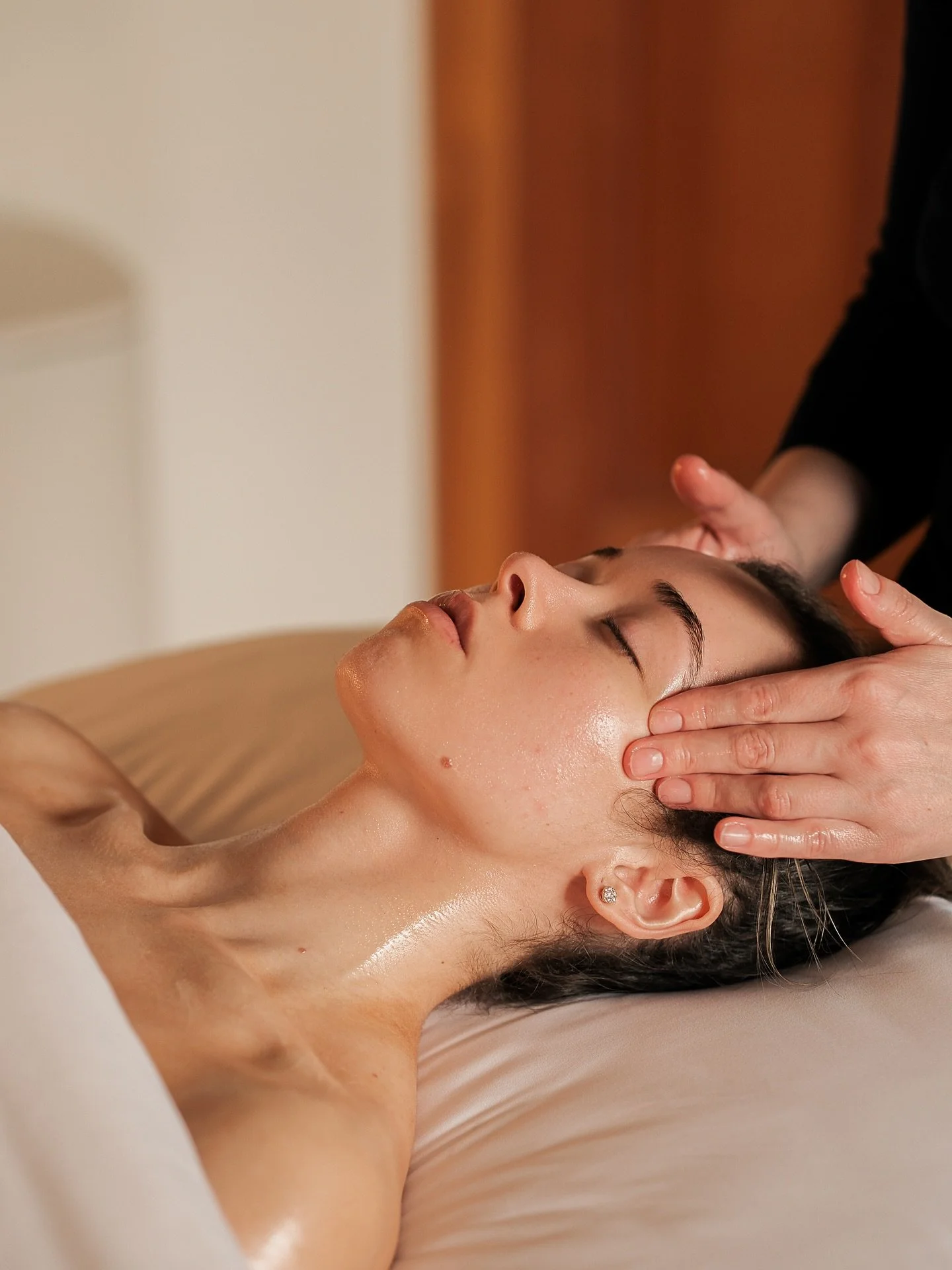 Some last-minute spots opened up for facials this week! Treat yourself to some self-care. DM or book through the link in bio 💫

📸 - @zackporchlight