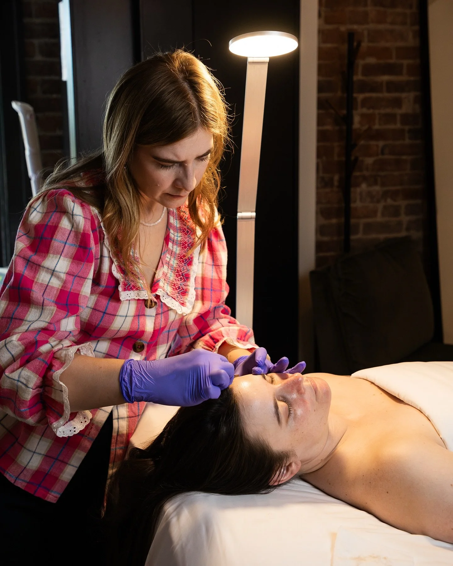 Dermaplaning season is upon us! 🍂

Not familiar with dermaplaning? Dermaplaning uses a sterile, scalpel-like blade to gently glide across the skin, removing vellus hair (peach fuzz) along with several weeks&rsquo; worth of dead skin cell buildup. No