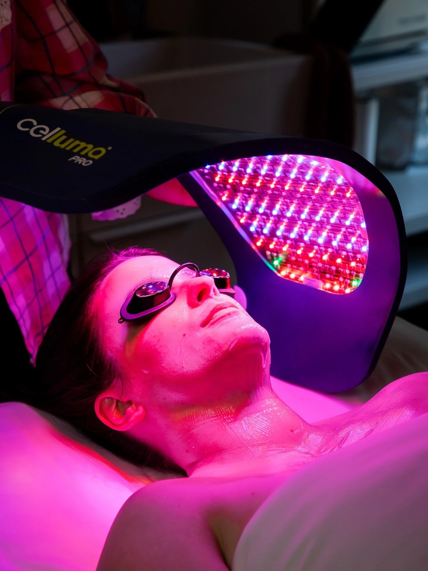 I love using LED light therapy in my facials whenever I can. The results speak for themselves! Using the Celluma light panel, the red light works to boost collagen, support circulation, decrease inflammation, and give the skin that plump, luminous, l