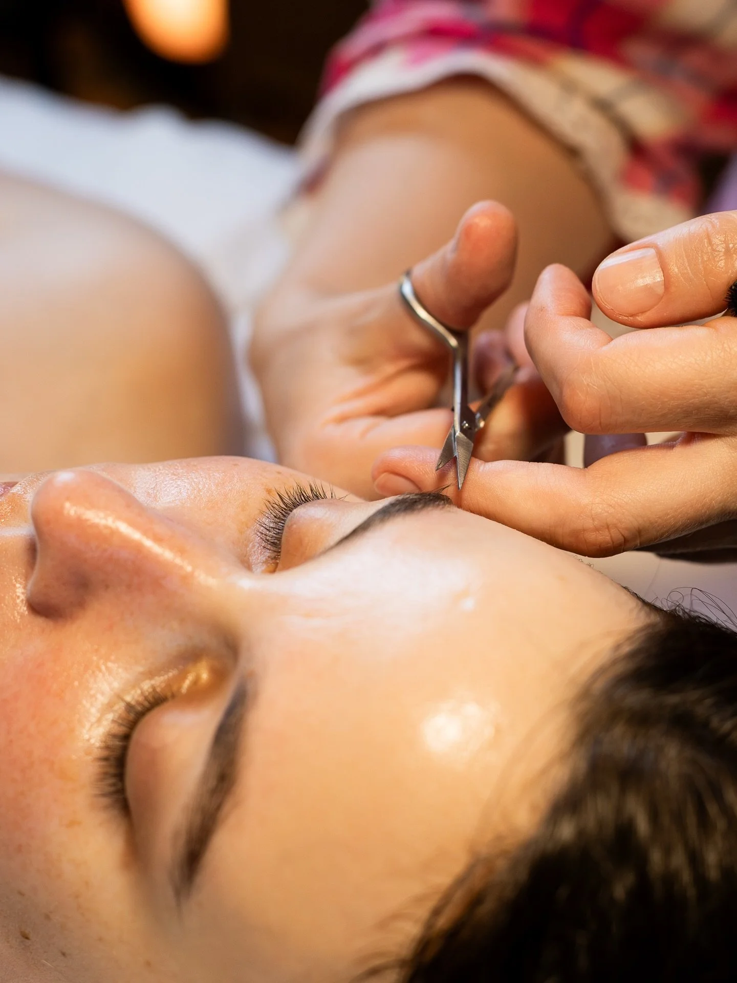 One hair at a time. Brow shaping at Lucent is all about working with your natural shape keeping things soft, full, and effortless. Book through the link in bio! 
📸 - @laurenmaxphoto