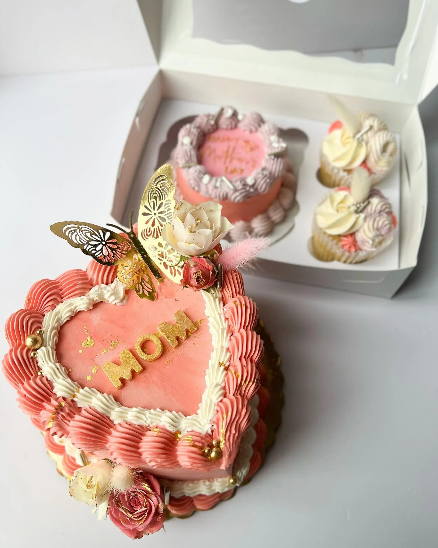 The perfect sweet treats for your mom this Mother&rsquo;s Day !💐✨ Details Below 👇🏾 Dm to order !!
.

1.  6 inch 2 layer heart cake w/ flavor/filling of your choosing. ($75) Feeds 6-8

2.  Mini Bento Box Cake ($25)
- 4 inch single layer cake
(Choc.
