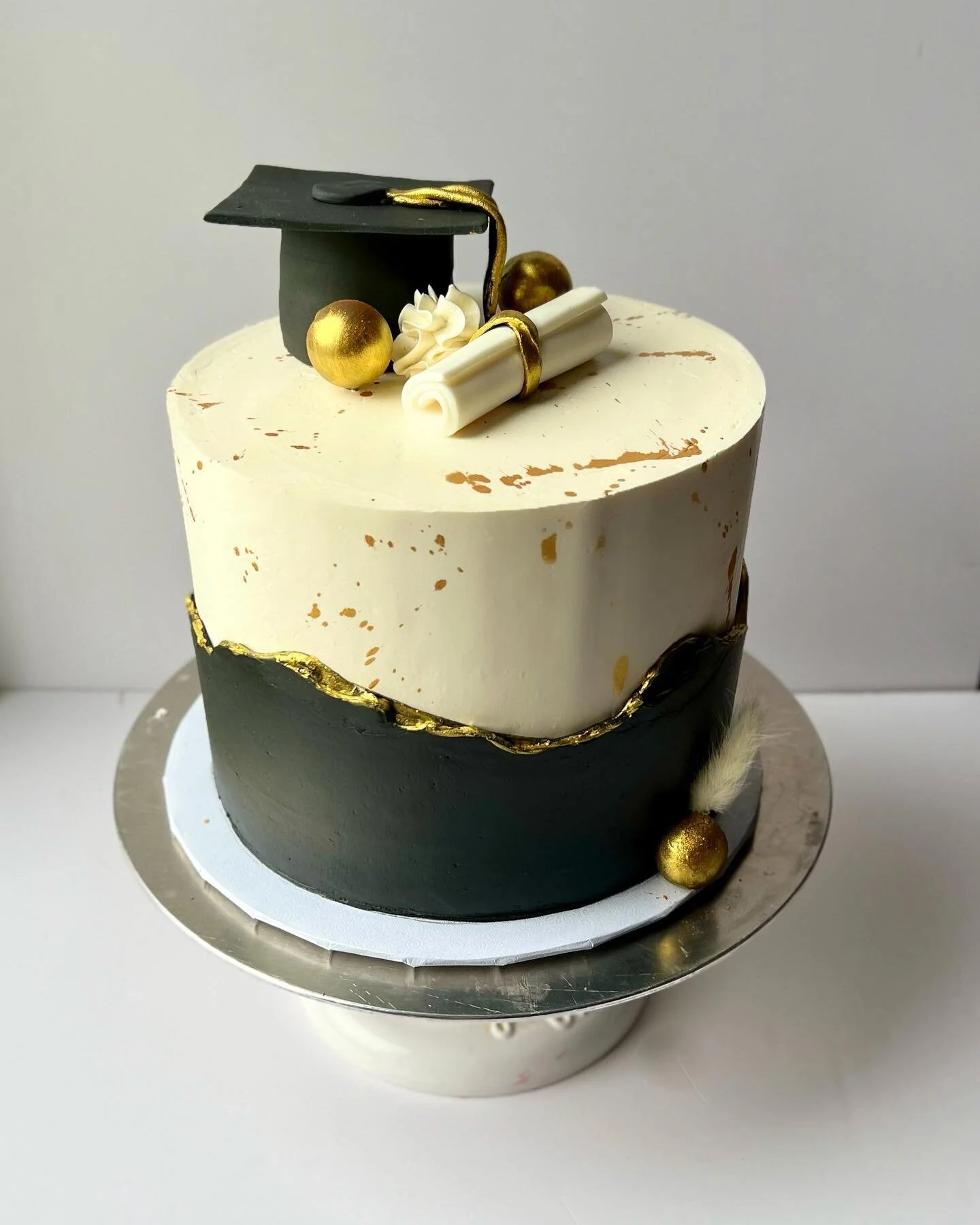 Shout out to all of the 2023 graduates !🎓 Congratulations 🍾 
.
But a special shout-out to my little brother @reuben.4ord who never hesitates to run to the store for me when I forget an ingredient, who makes himself available when I need help with a