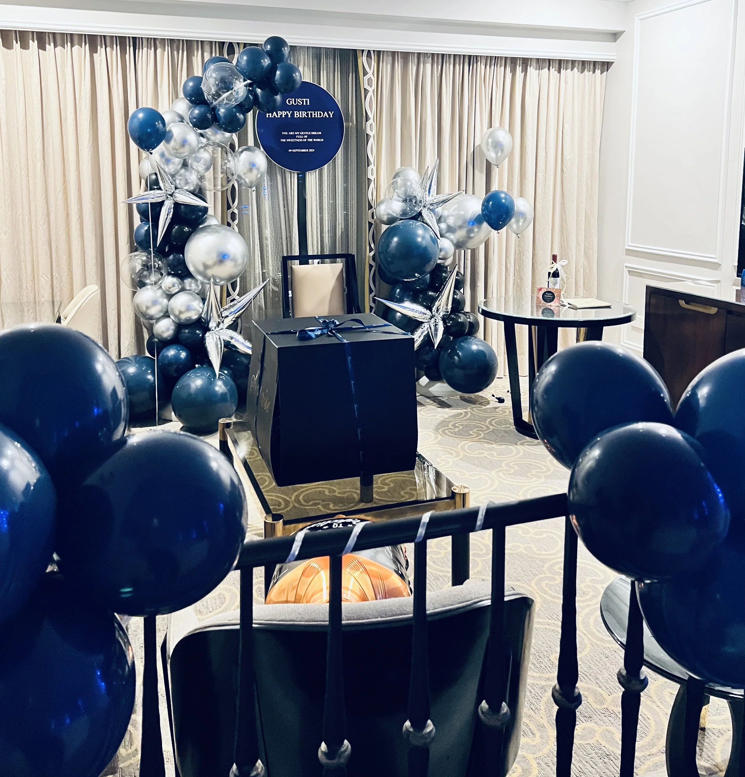 custom hotel room surprise decoration, proposal and birthday styling service in Macau by Party Macau 