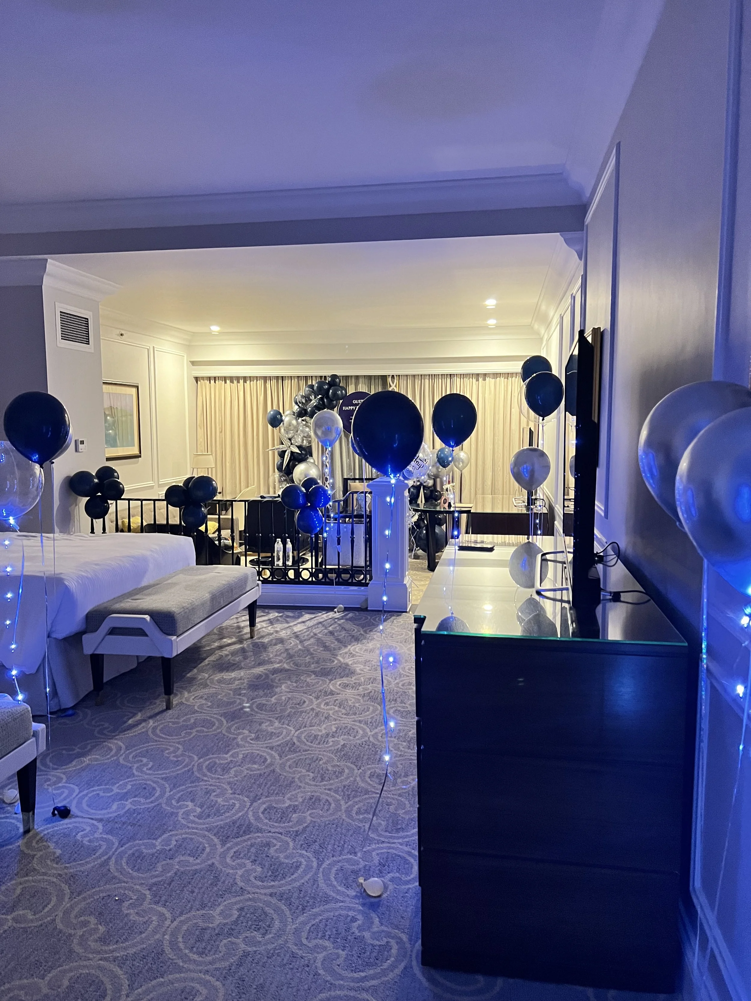 Romantic custom hotel-room styling for tourists visiting Macau, our one-stop service delivers full in-room decoration adn bespoke surprise celebration arrangments 
