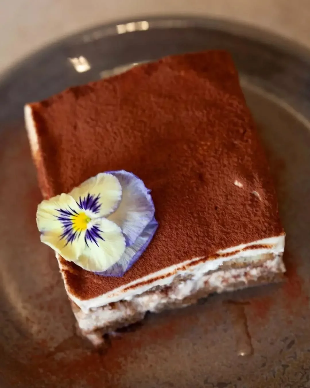 Tiramis&ugrave; heaven is here! 🤤 This dreamy classic is rich, creamy, and the absolute perfect finale to your meal at T&Aacute;VOLA.

Don't forget to grab yours when you come!✨