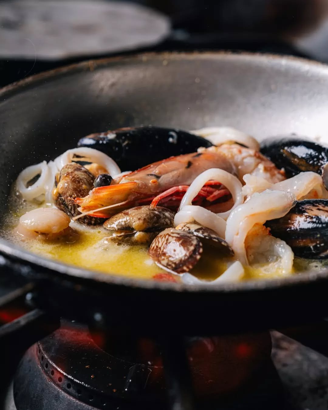 Fresh prawns, mussels, and clams, the start of something truly special.

Join us at T&Aacute;VOLA and see how we bring the flavours of the sea to life, Italian style. 🌊🇮🇹✨