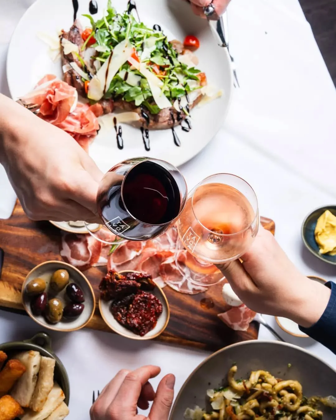 Valentine&rsquo;s Day is best spent with great food, a glass of wine, and someone you love, taking your time and enjoying every moment 💕🥰

At T&Aacute;VOLA, we&rsquo;ll make it easy: delicious flavours, warm vibes, and a table waiting for you 🥂

R