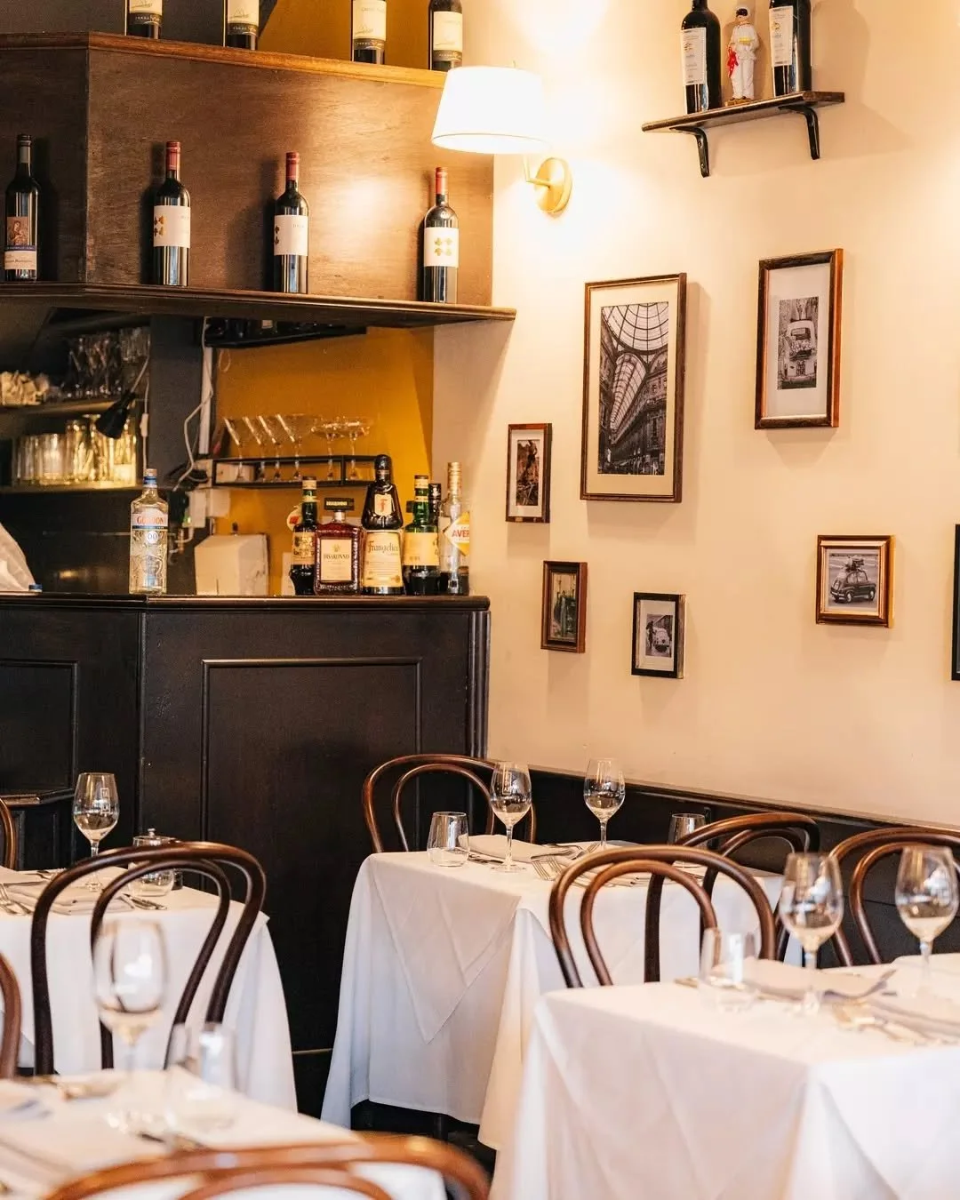 This is your local Italian 🍷

The one with the warm lights and white tablecloths. The one where the wine is always good and nobody is in a rush to send you home 🥰

Come in and make yourself at home at T&Aacute;VOLA.