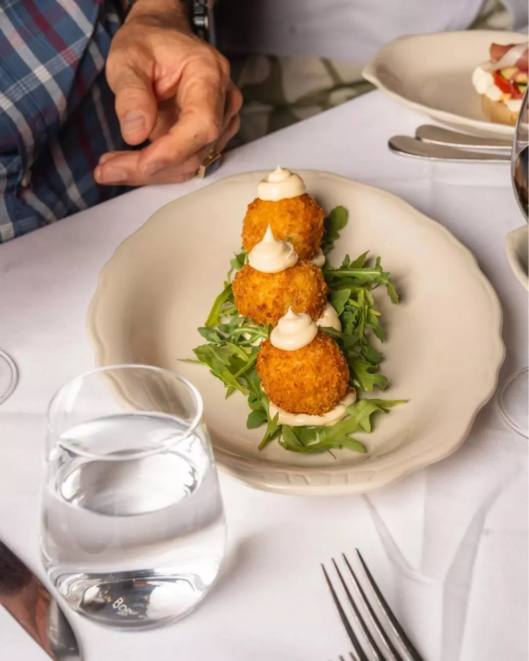 This dish started as an idea in our kitchen and ended up becoming one of our favourites to make 🥰

Prawns, peas, lime mascarpone, scamorza, all wrapped up golden and crispy and served to someone who we hope enjoys it as much as we enjoyed creating i