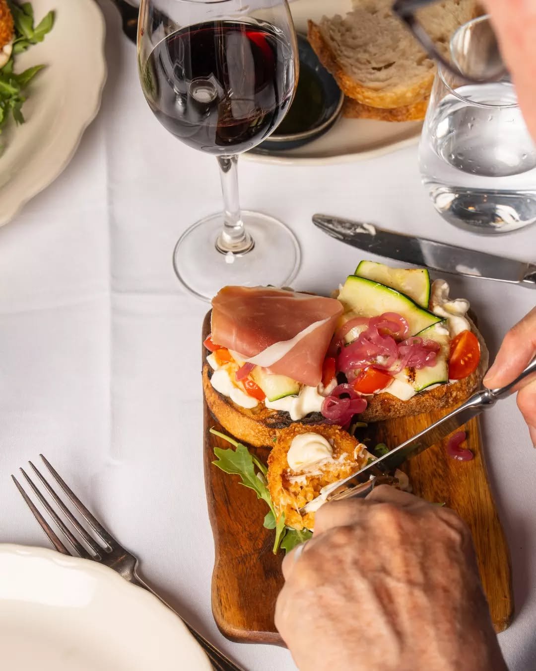 A simple start, done properly. Bruschetta, good ingredients, a glass of red. That&rsquo;s usually how a good night begins at T&Aacute;VOLA.