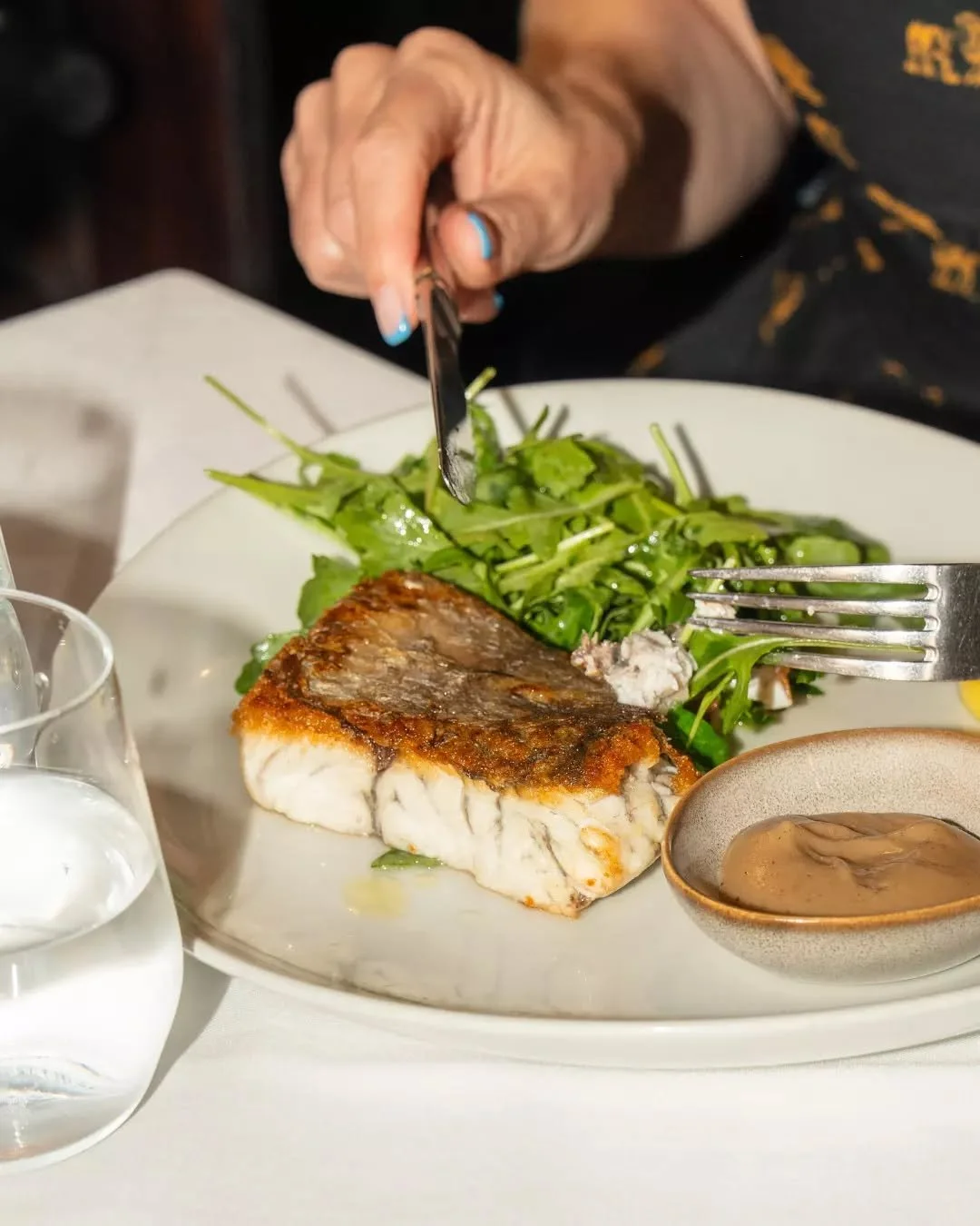 Filetto di Barramundi, skin golden and crisp from the pan, with rocket and house dressing, light enough to linger over, good enough to remember 🥂🐟

Pull up a chair, pour a glass, and let lunch stretch out the way it should. 
Book your table now!